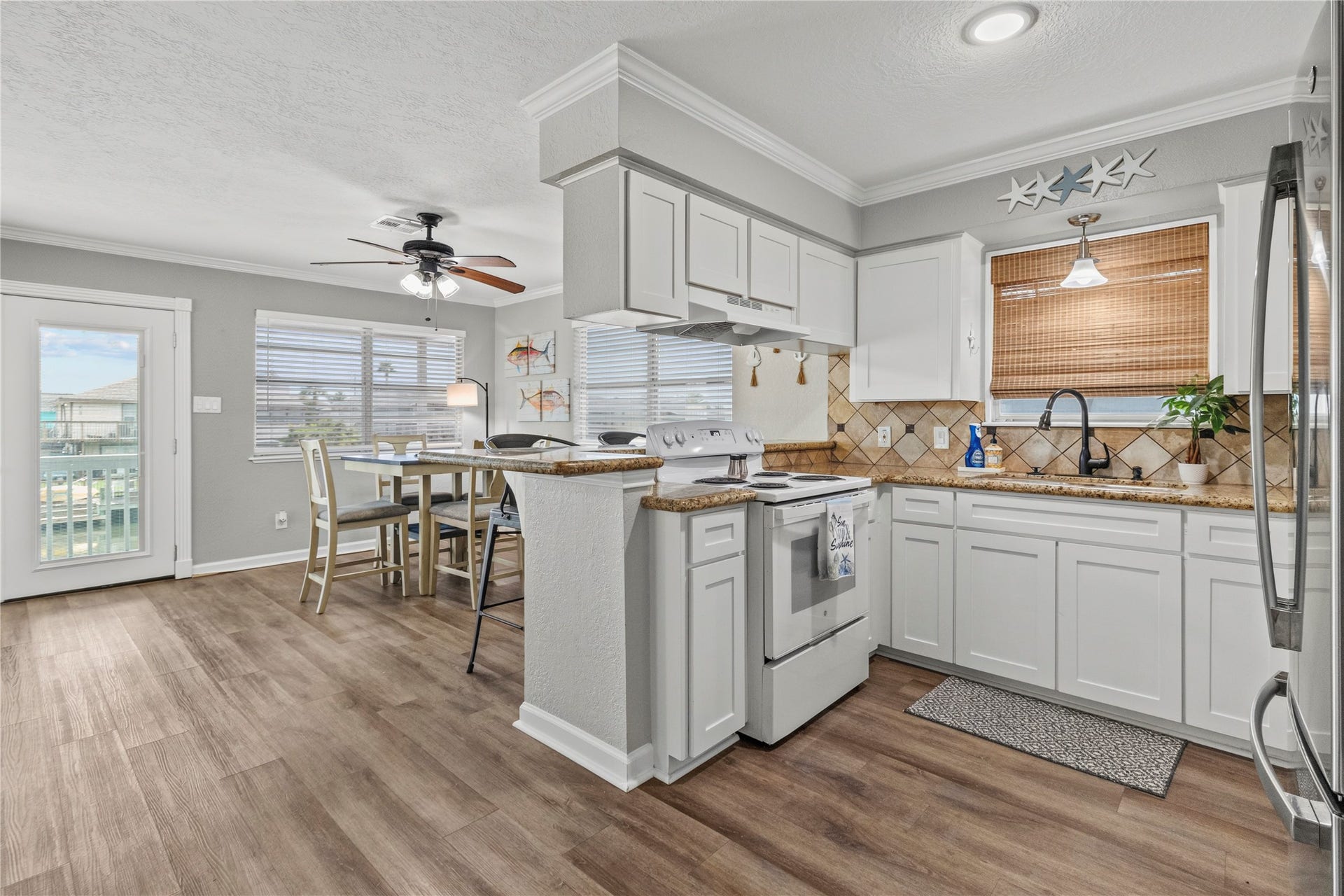 250 Barracuda Street, Bayou Vista, TX 77563 Kitchen and bar area
