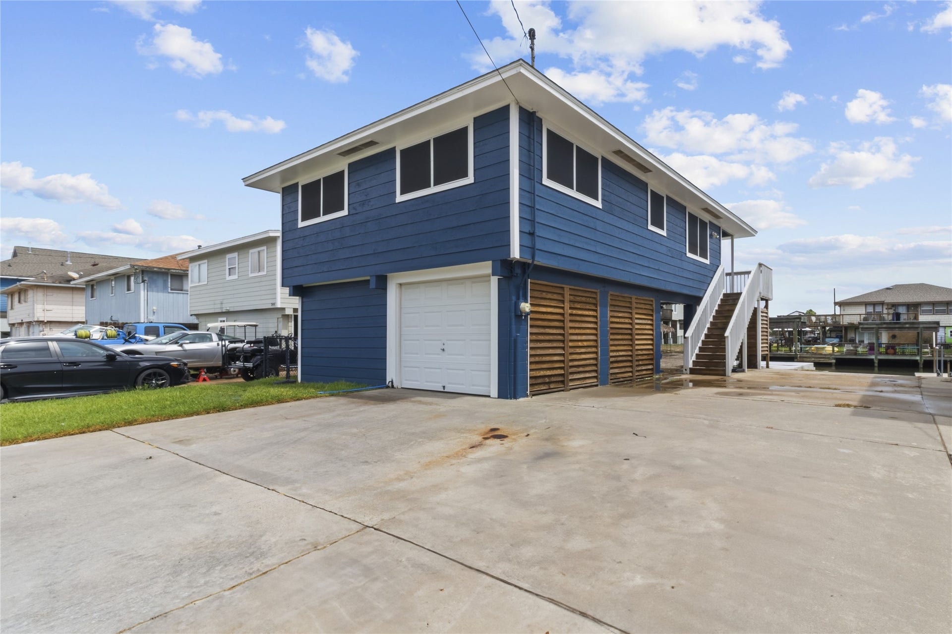 250 Barracuda Street, Bayou Vista, TX 77563 Ample parking space