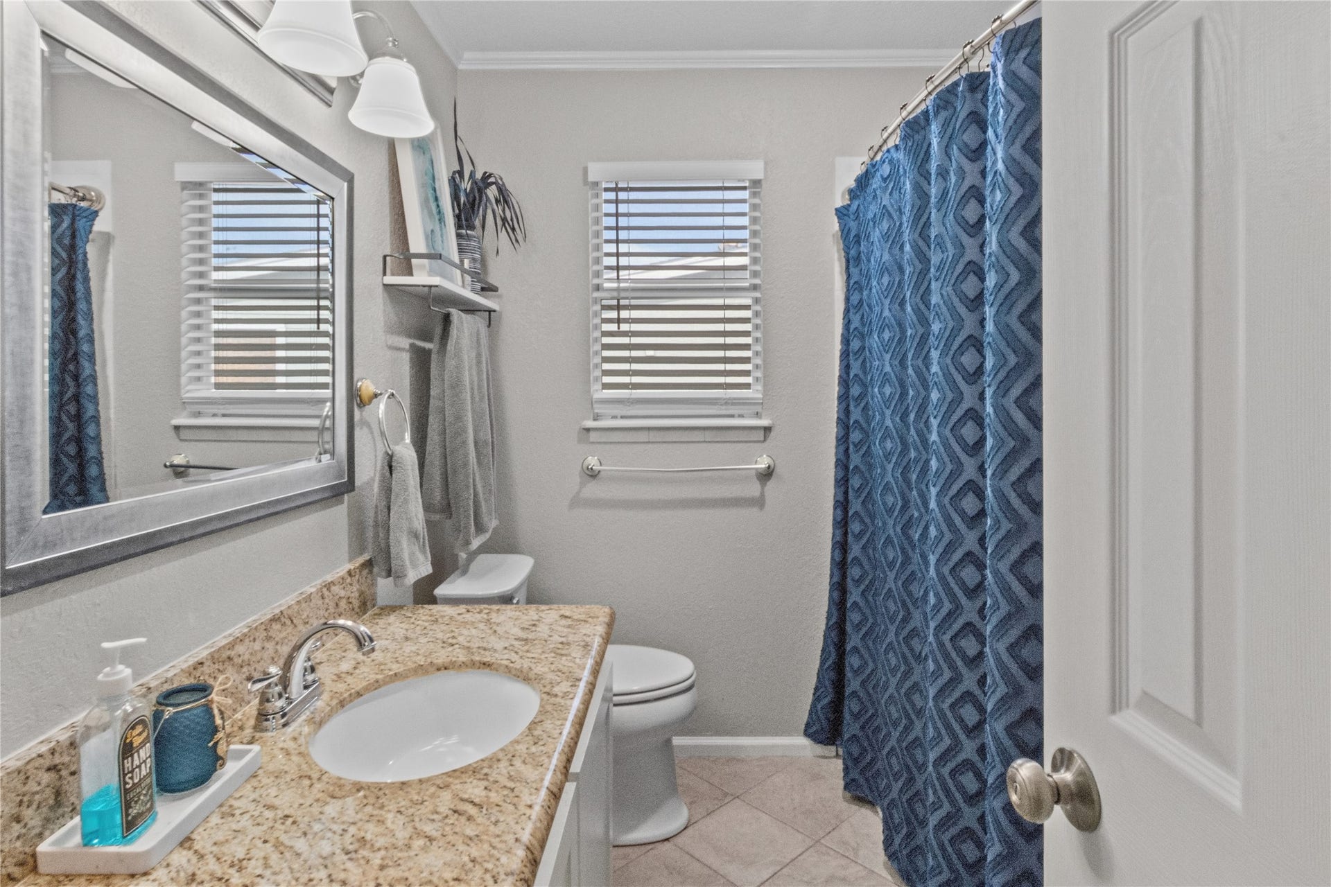 250 Barracuda Street, Bayou Vista, TX 77563 Full bathroom