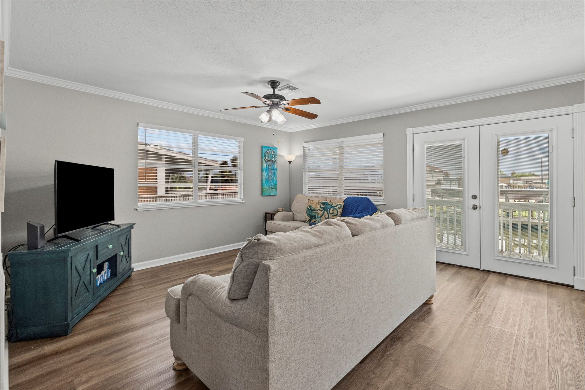250 Barracuda Street, Bayou Vista, TX 77563 Living room