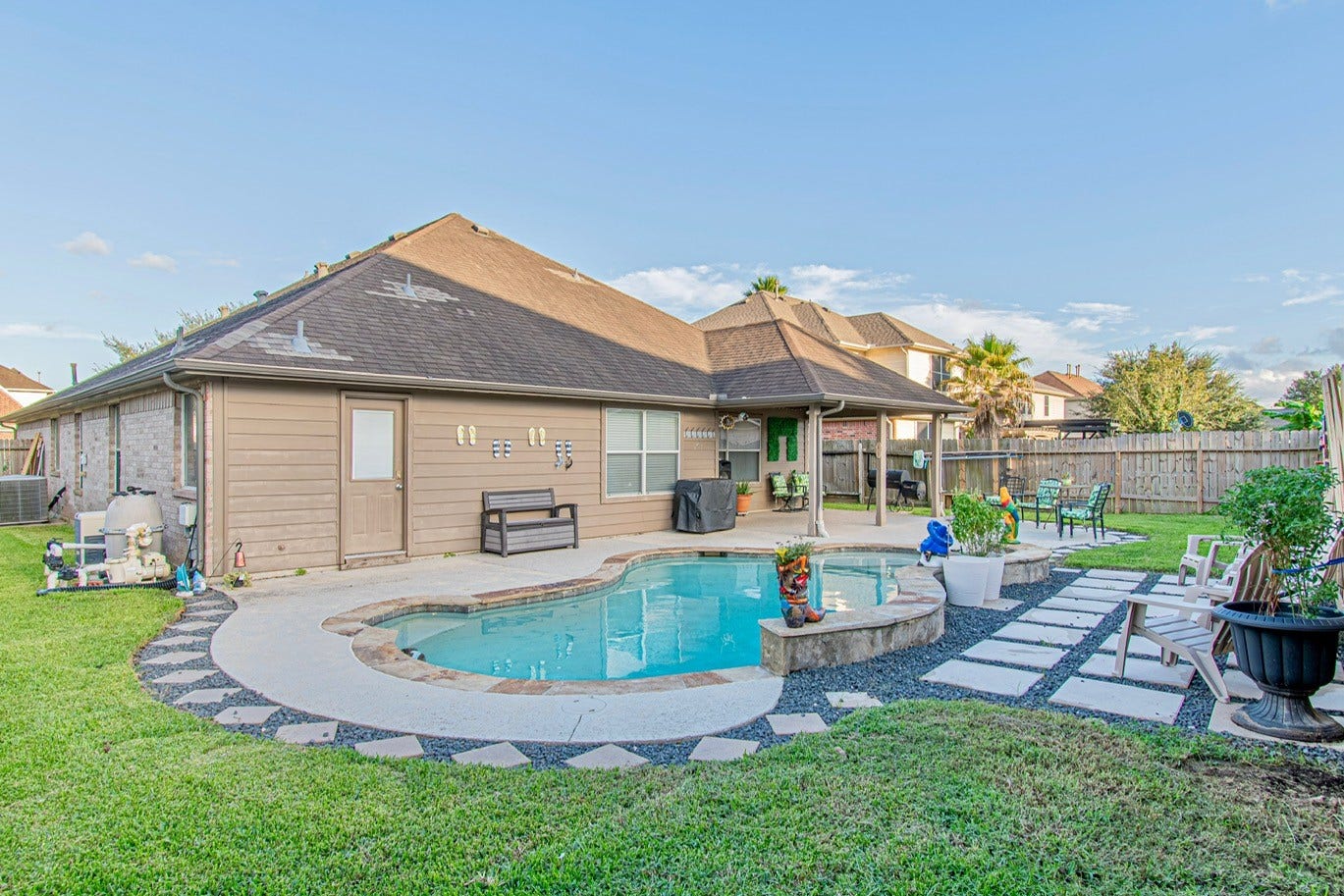 4108 S Meridian Greens Drive, Dickinson, TX 77539 Perfect back yard for entertaining.