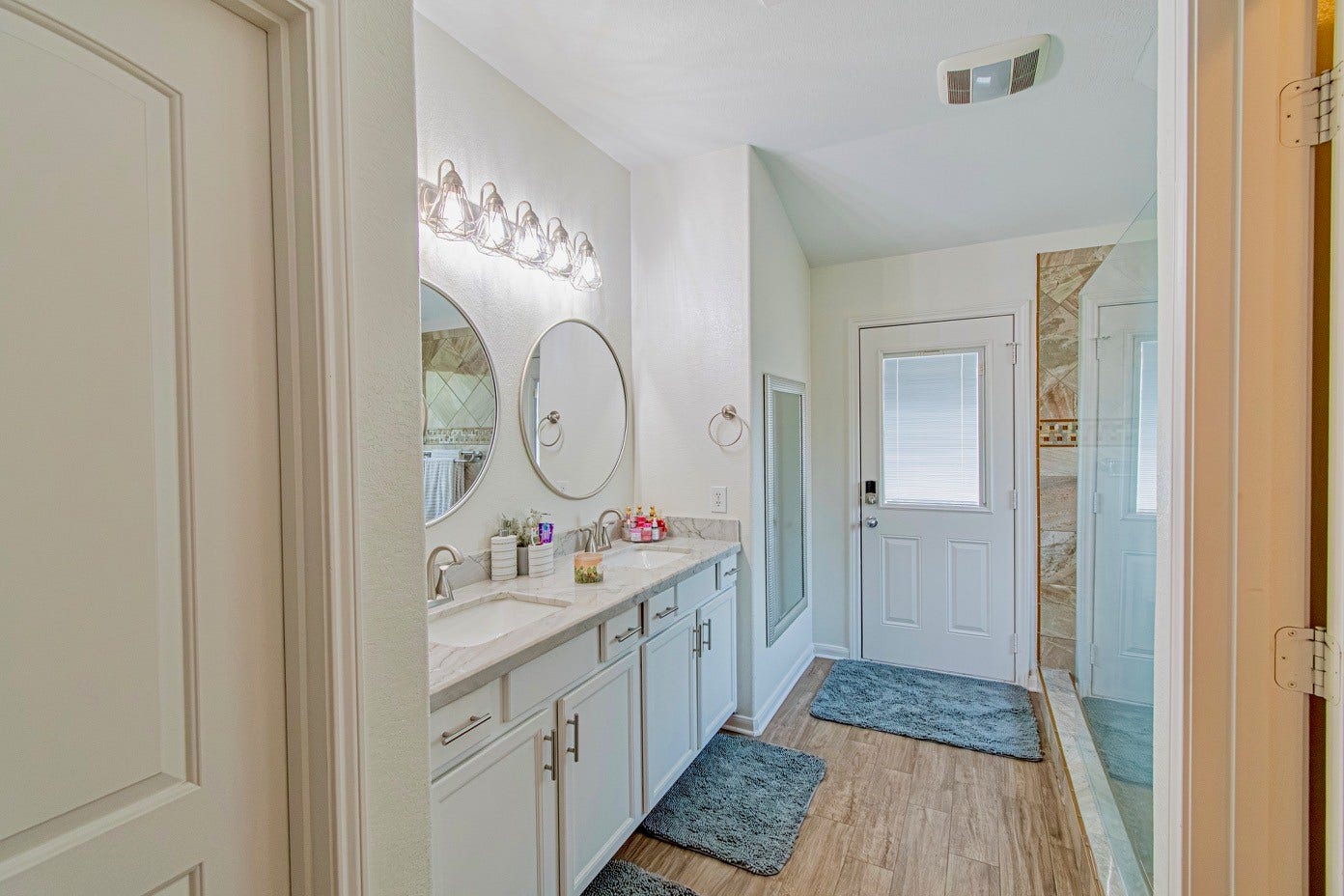 4108 S Meridian Greens Drive, Dickinson, TX 77539 Primary bath