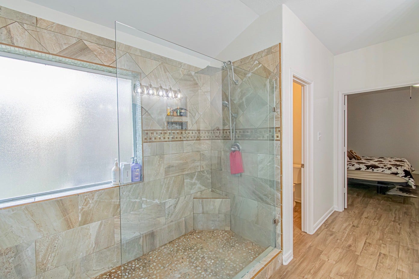 4108 S Meridian Greens Drive, Dickinson, TX 77539 Spacious Primary Shower