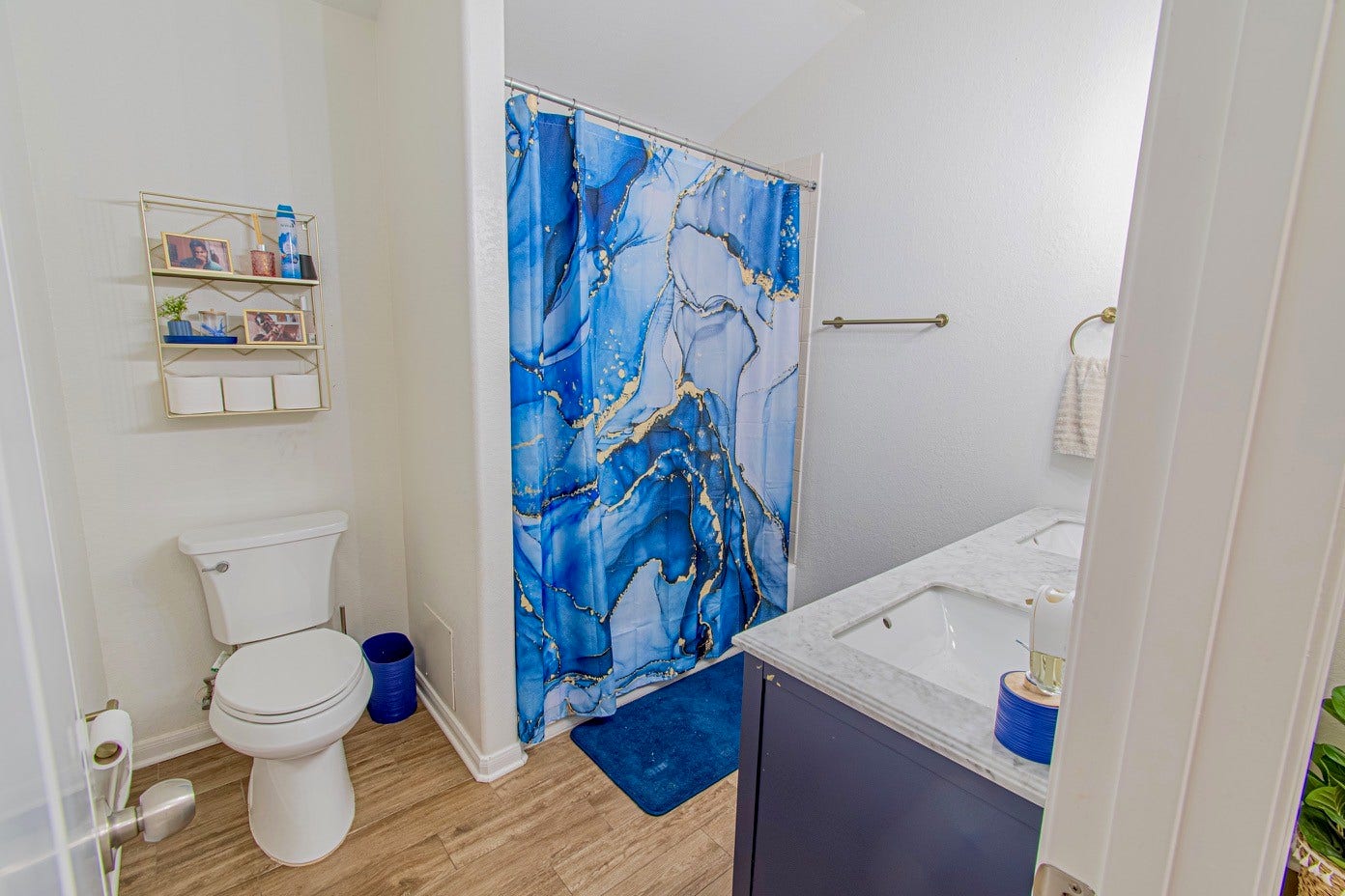 4108 S Meridian Greens Drive, Dickinson, TX 77539 Secondary Bathroom