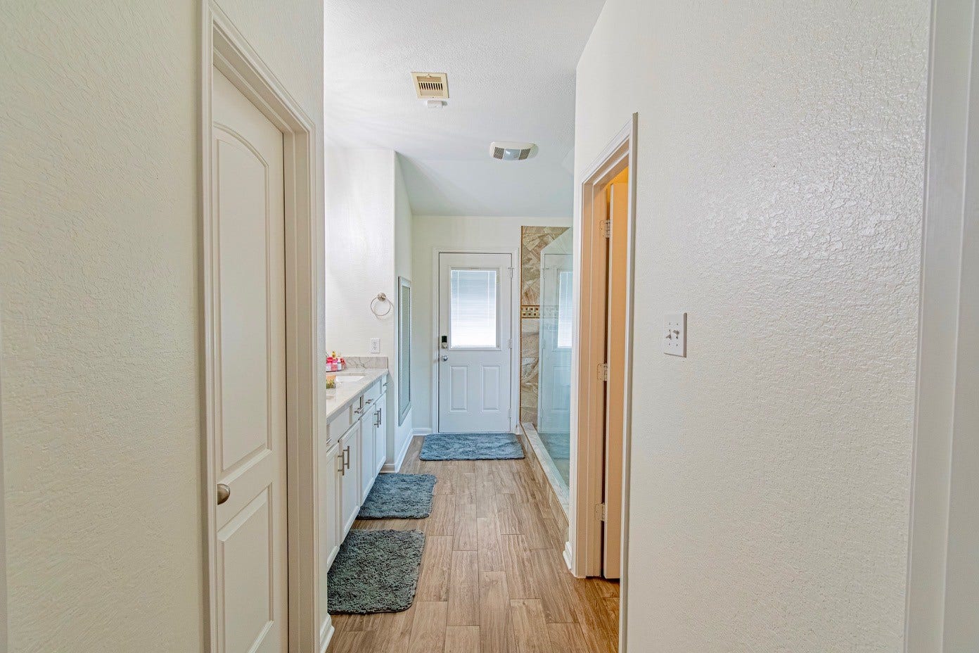 4108 S Meridian Greens Drive, Dickinson, TX 77539 Primary bath