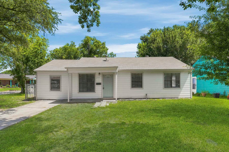 Property photo for 2401 Windsor Lane, Pasadena, TX