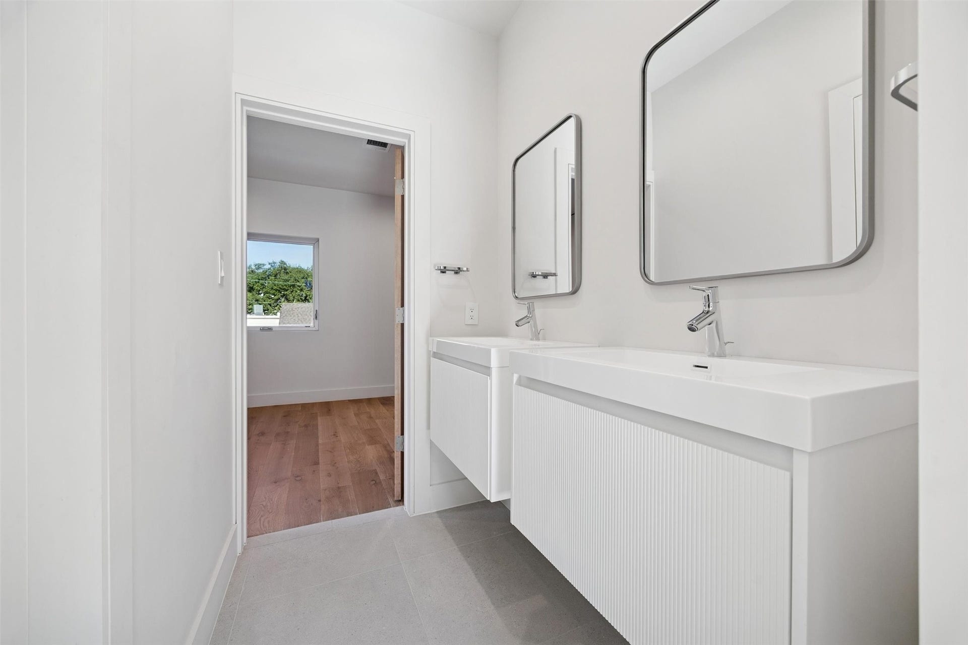 3514 Mount Vernon Street, Houston, TX 77006 Secondary bathroom that conveniently connects the two secondary bedrooms.