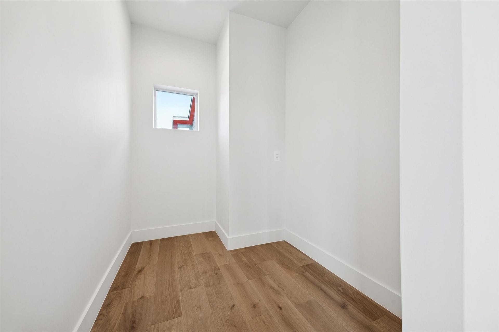 3514 Mount Vernon Street, Houston, TX 77006 One of two spaces off the 3rd floor space that can serve as a walk-in closet, kitchenette are or storage closet.