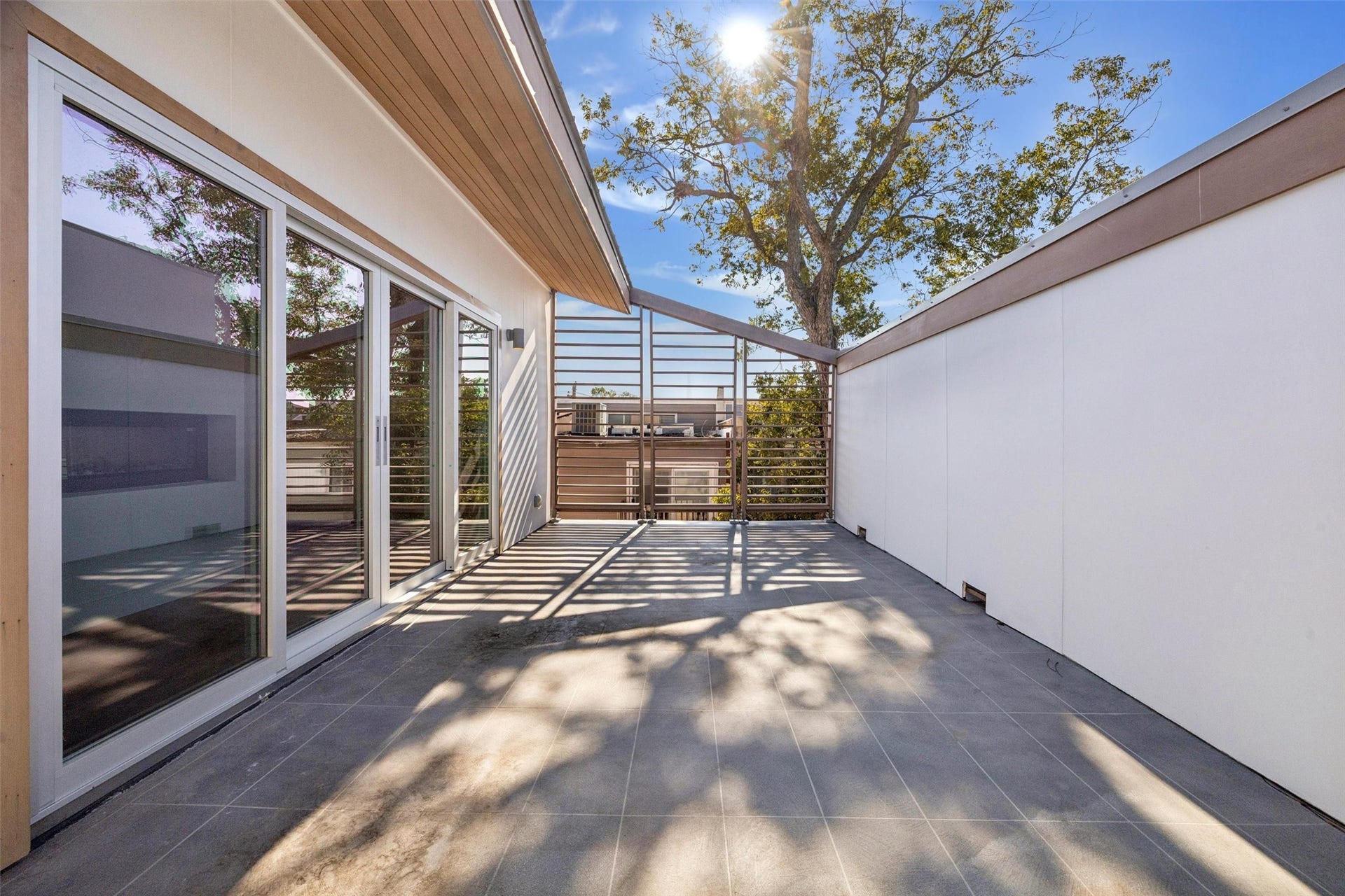 3514 Mount Vernon Street, Houston, TX 77006 Roof top terrace off the 3rd floor space.