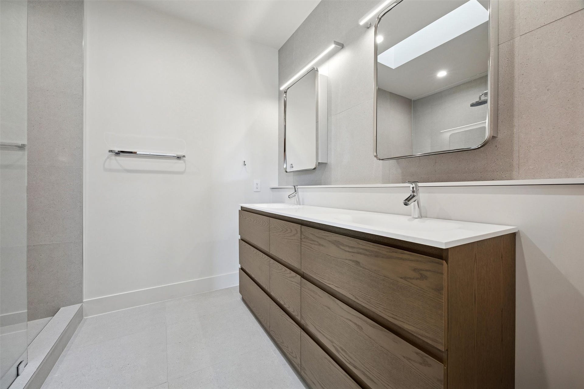 3514 Mount Vernon Street, Houston, TX 77006 Third floor bathroom is stunning and perfect to serve as a second primary suite.
