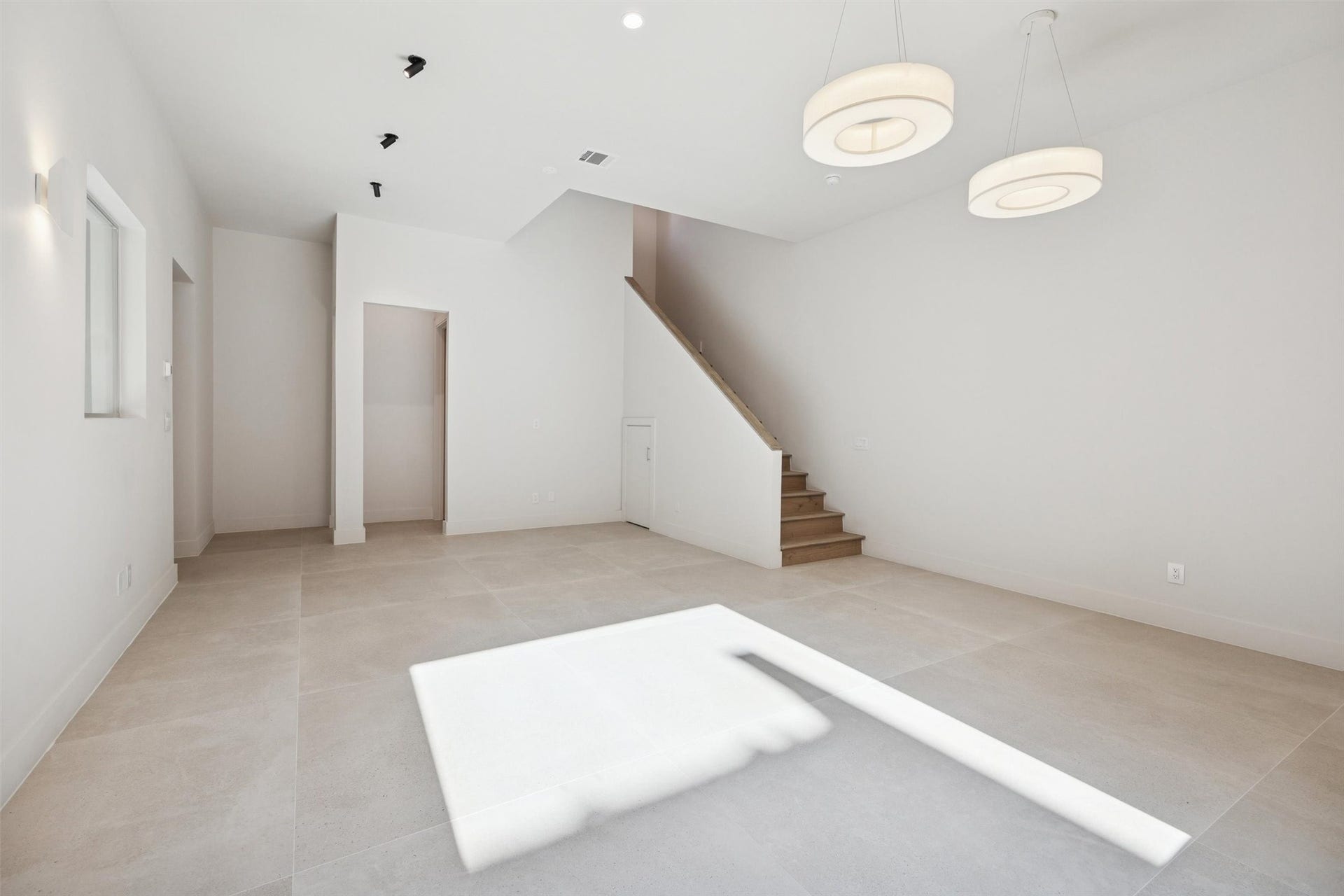 3514 Mount Vernon Street, Houston, TX 77006 Enter the home into the 1st floor living room.