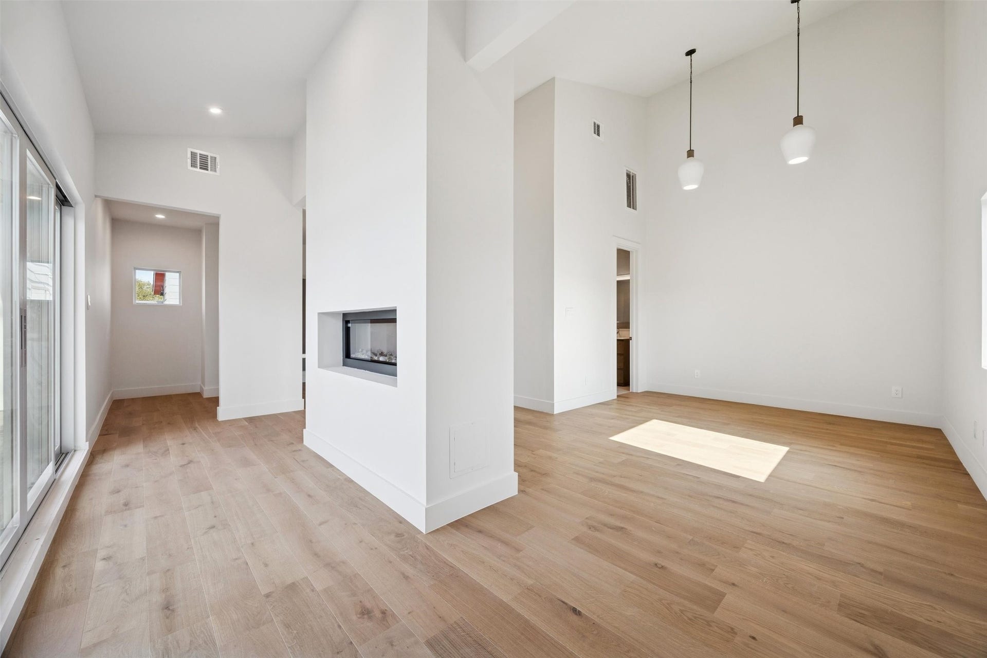 3514 Mount Vernon Street, Houston, TX 77006 The versatile 3rd floor can be a game room, second living room or primary suite, office...whatever you need it to be!