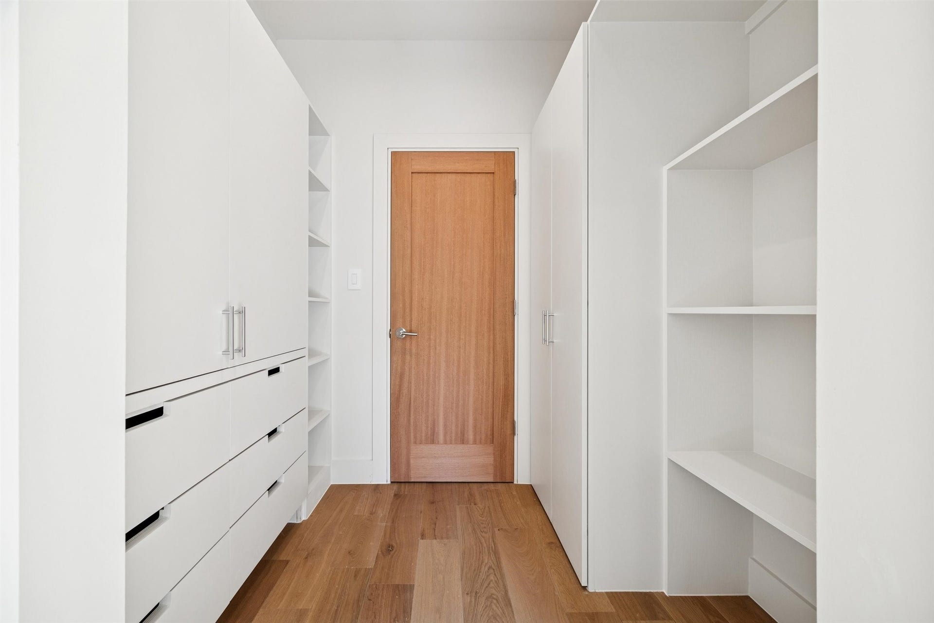 3514 Mount Vernon Street, Houston, TX 77006 Primary bedroom foyer with closet built-ins for functionality.