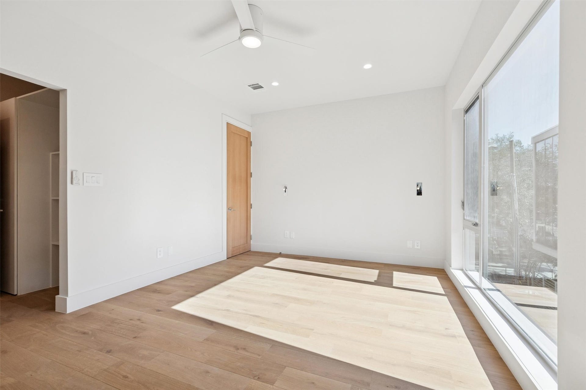 3514 Mount Vernon Street, Houston, TX 77006 Primary bedroom on the 2nd floor.
