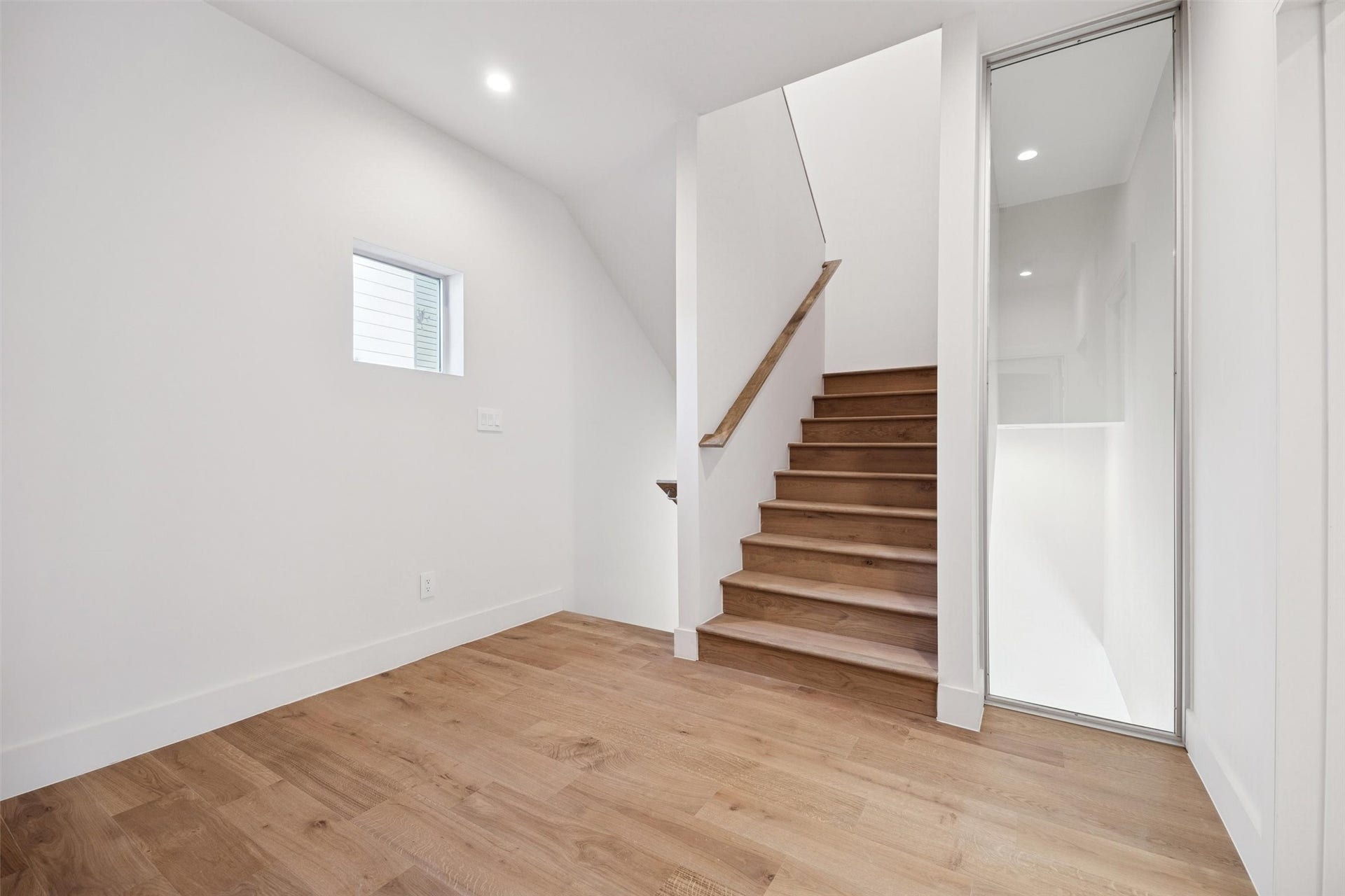 3514 Mount Vernon Street, Houston, TX 77006 The second floor landing that leads to the 3 main bedrooms.