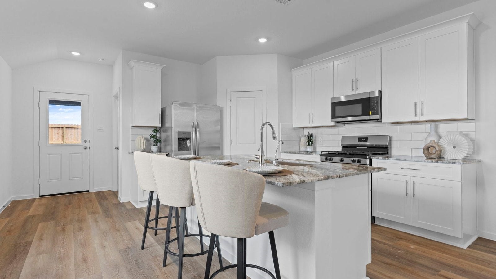 3505 Horseshoe Trail Road, League City, TX 77511 Bright and spacious kitchen with quartz countertops, stainless steel appliances, and an island with bar seating.