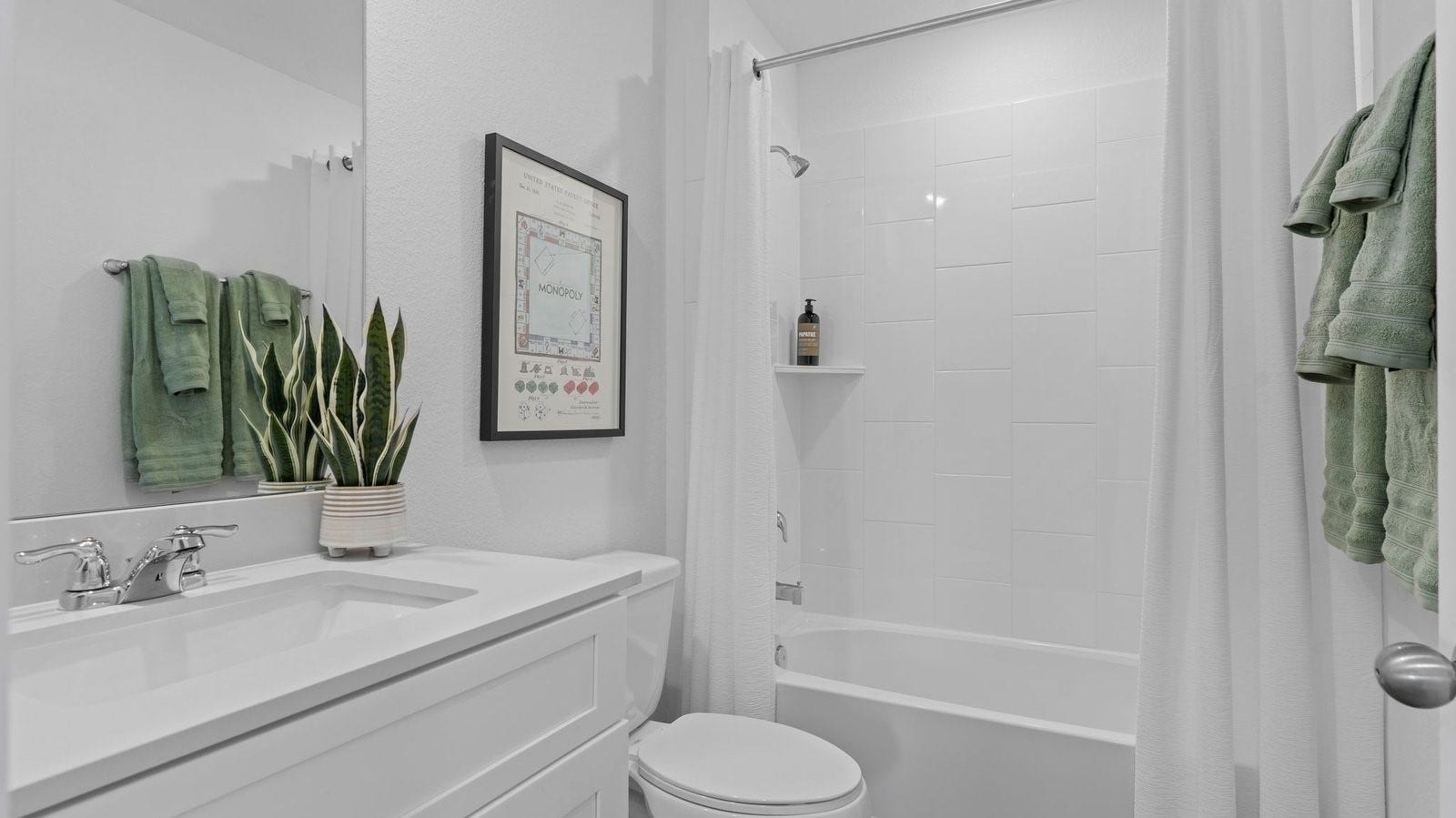 3505 Horseshoe Trail Road, League City, TX 77511 A well-designed bathroom equipped with quartz countertops, a standing tub, and a single vanity.