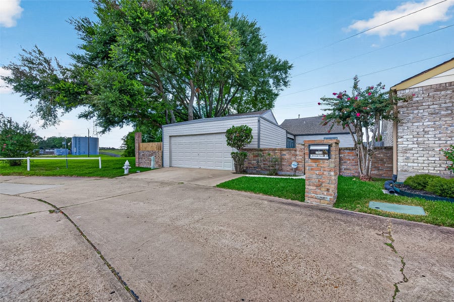 Property photo for 2946 Creekway Circle, Missouri City, TX