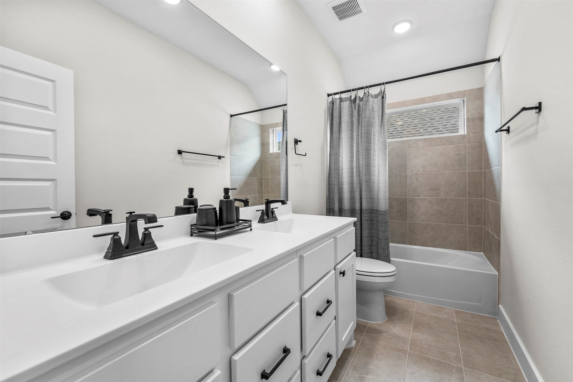 28033 Pebble Park Drive, Spring, TX 77386 Upstairs bath shared by bedrooms 3 and 4