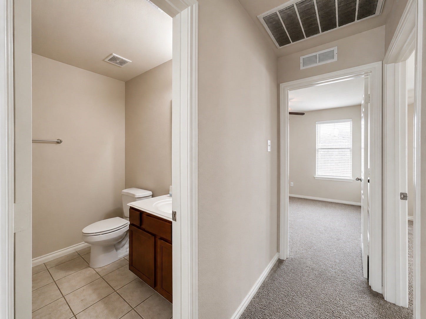 3041 Boxwood Springs Lane, Dickinson, TX 77539 Photo has been virtually staged to show potential use of space. Furnishings and dcor are not included.