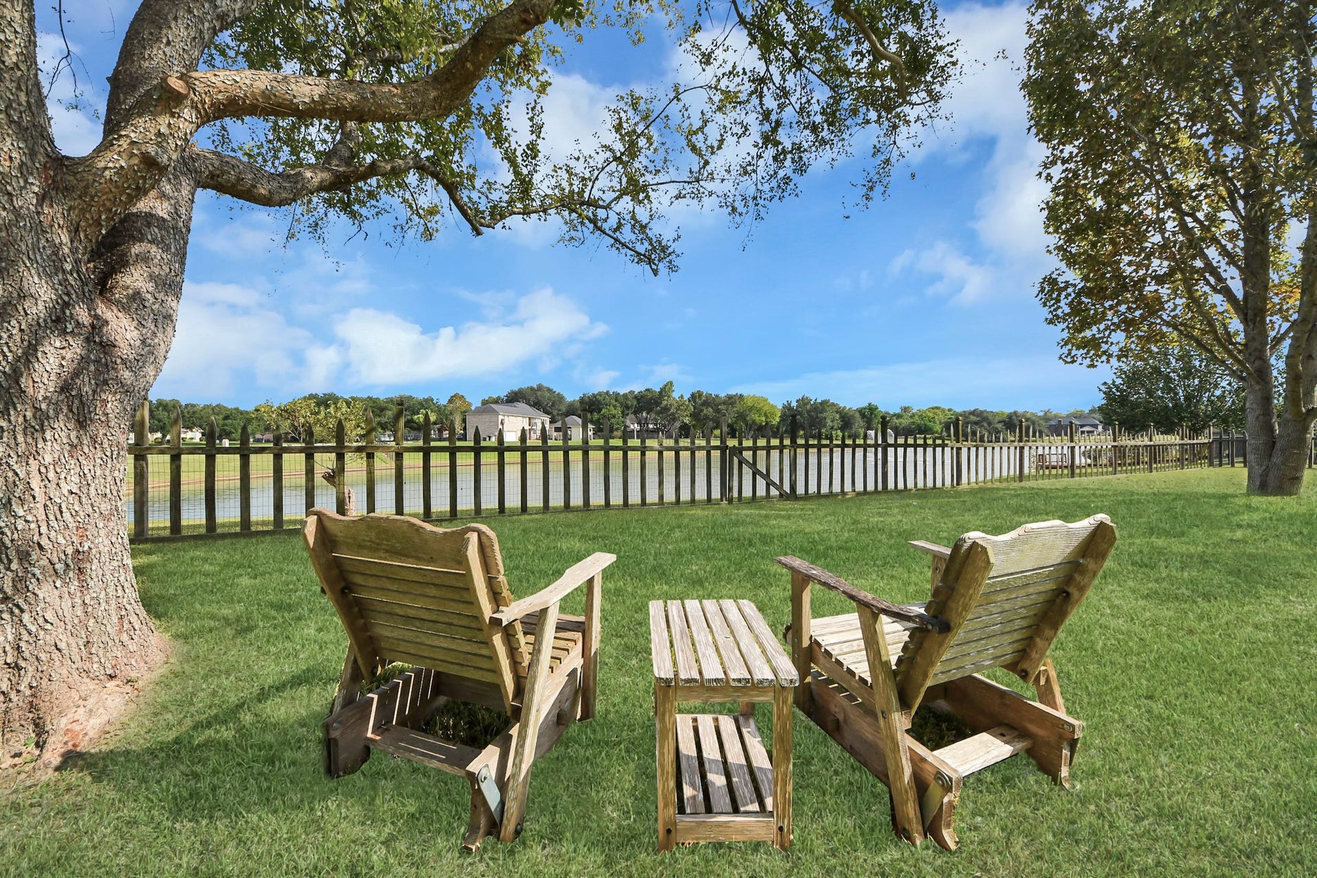 3903 Indian Point, Missouri City, TX 77459 Plenty of room for serene enjoyment of the lake behind the house
