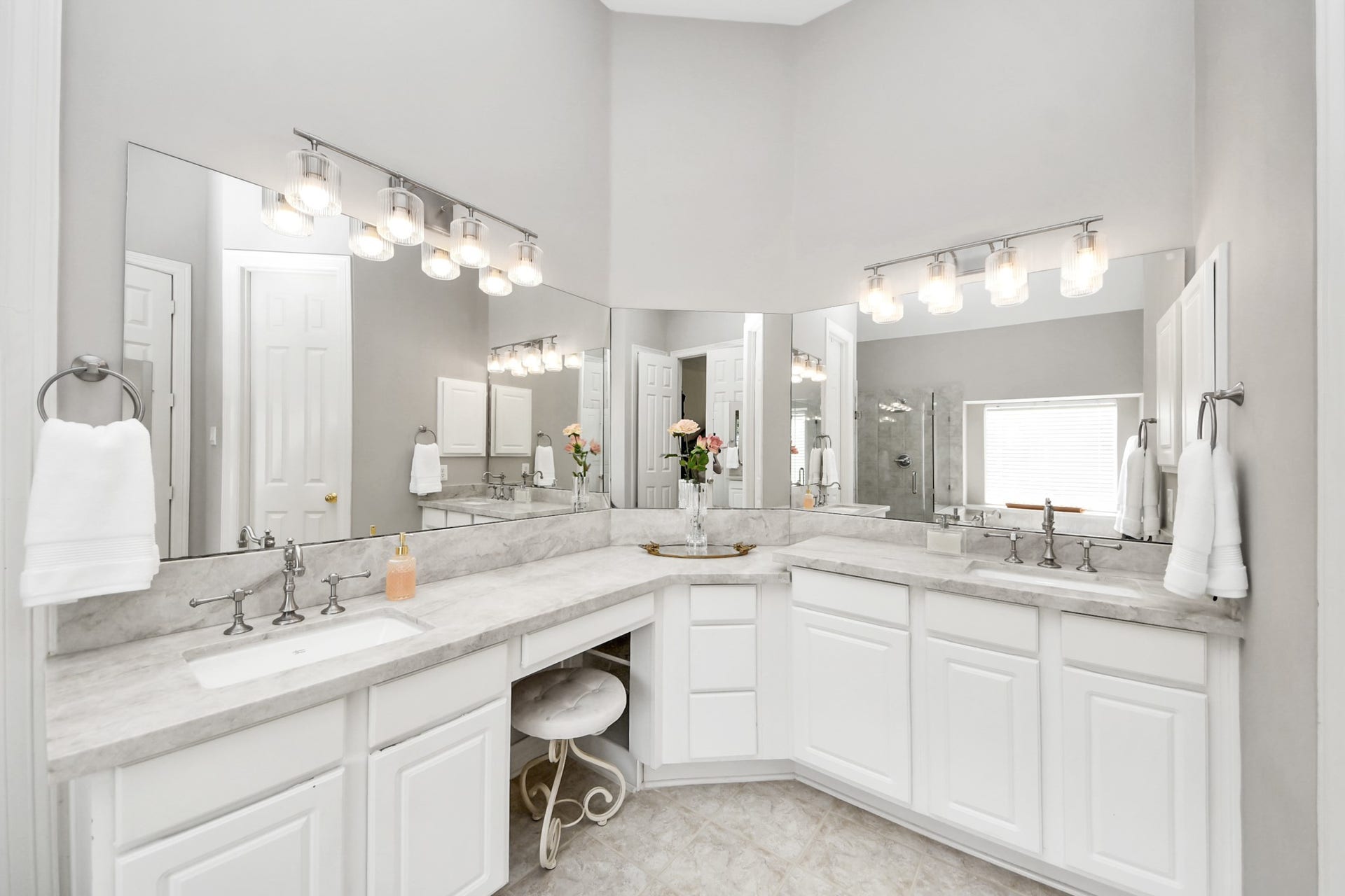3903 Indian Point, Missouri City, TX 77459 Primary bath with dual sinks and vanity area