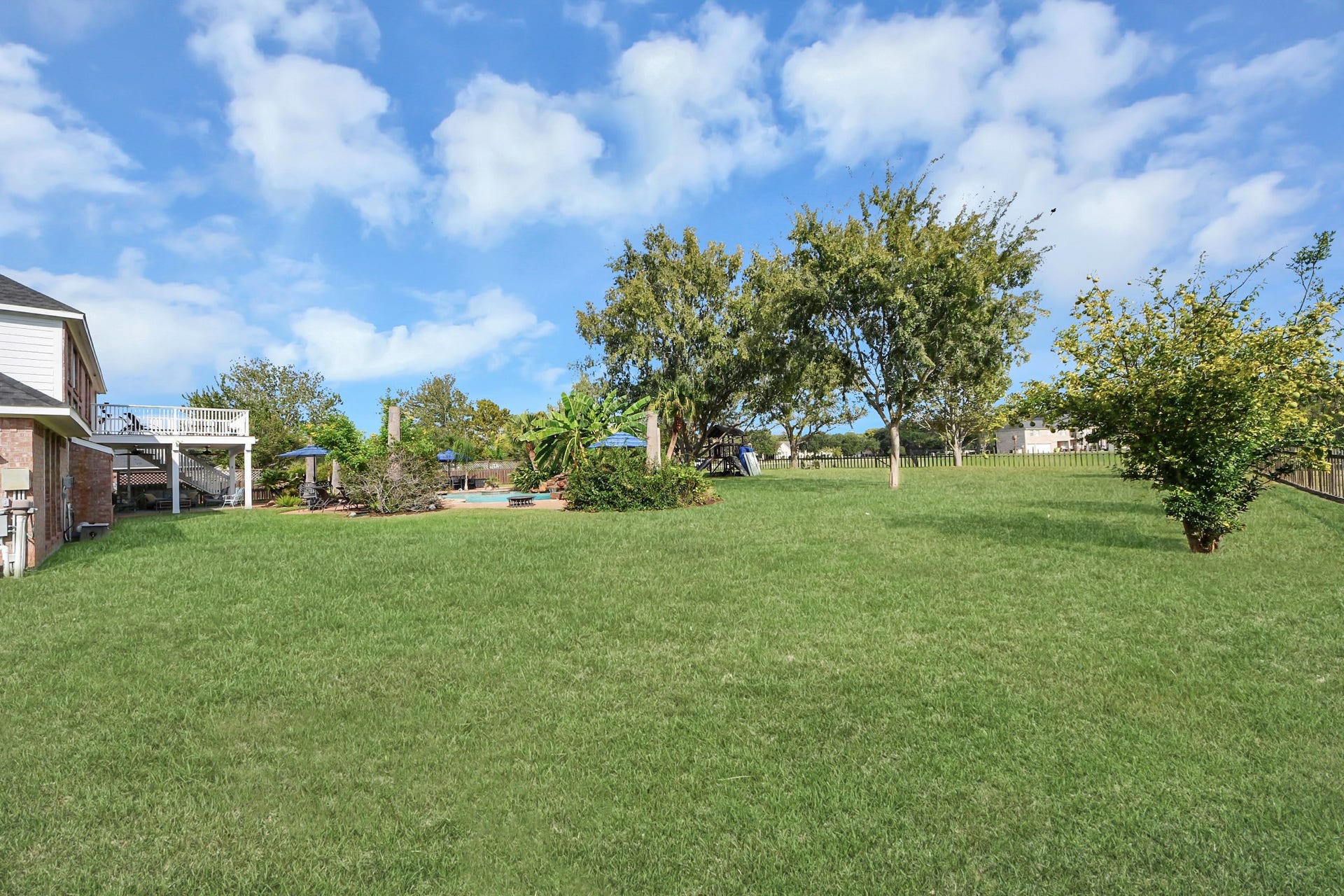 3903 Indian Point, Missouri City, TX 77459 The 1.6 acre lot offers a generous amount of yard space for play!