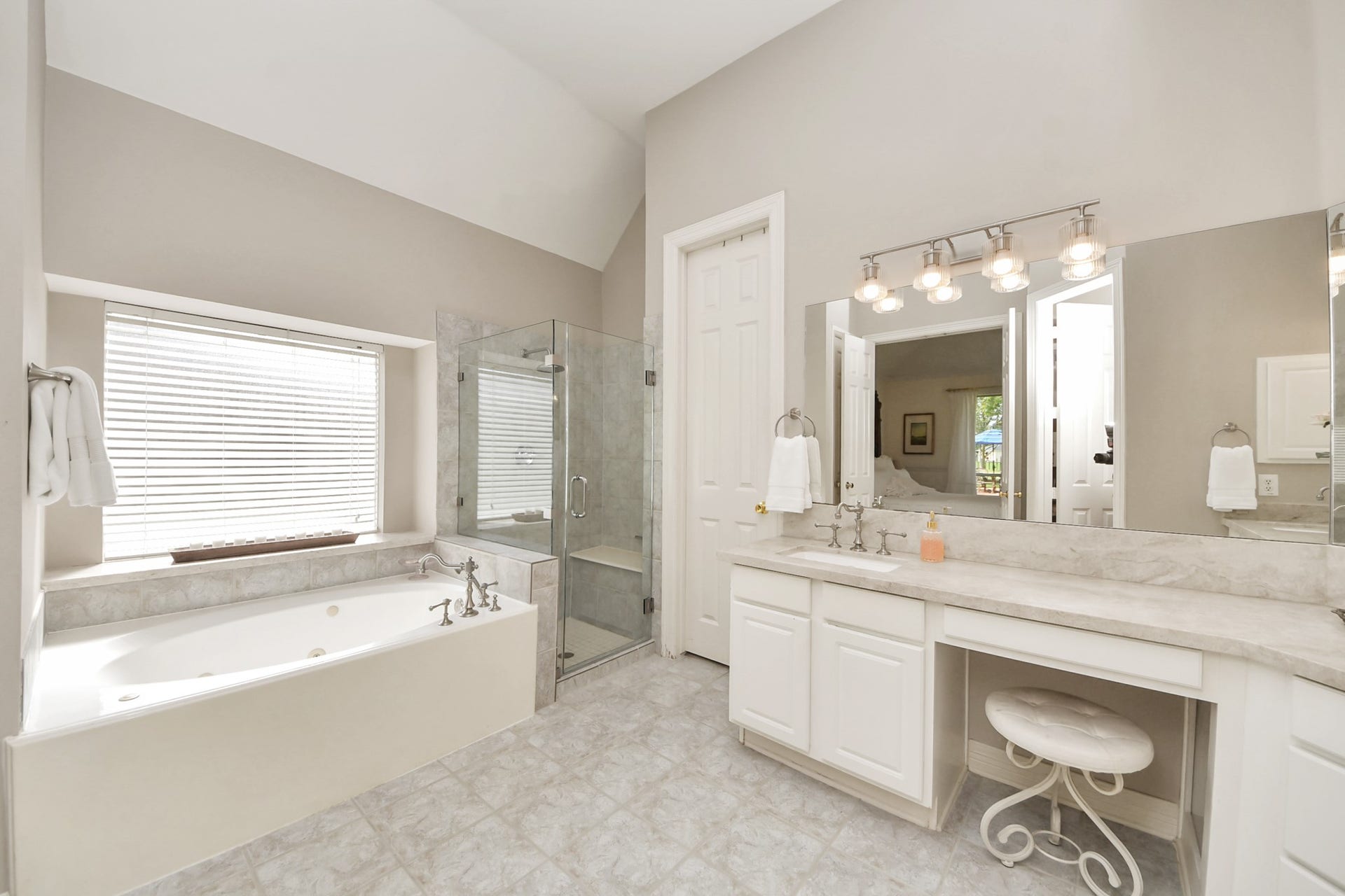 3903 Indian Point, Missouri City, TX 77459 Primary bath with separate jetted tub and frameless glass shower