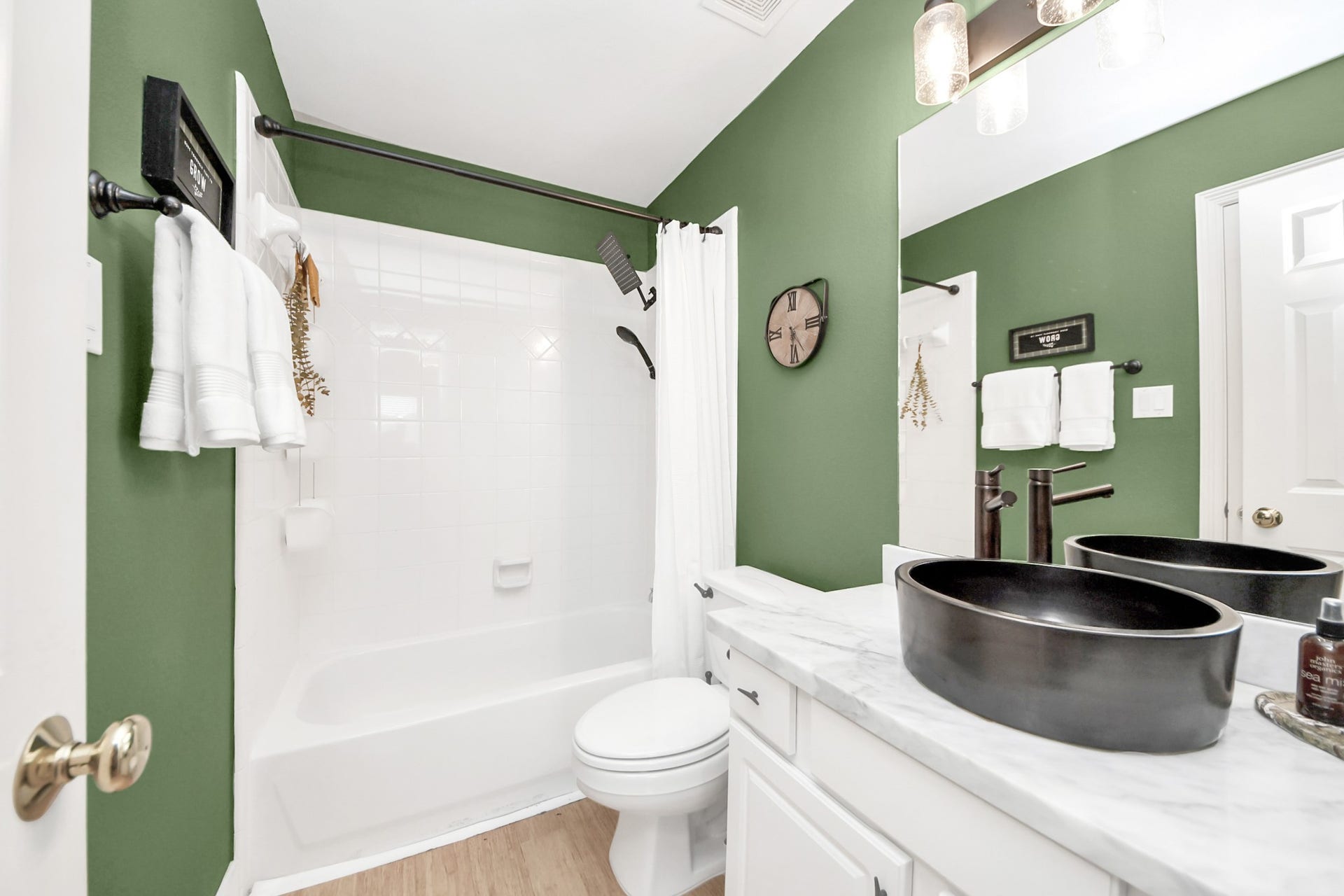 3903 Indian Point, Missouri City, TX 77459 En suite full bath connected to bedroom 4 and accessible by gameroom