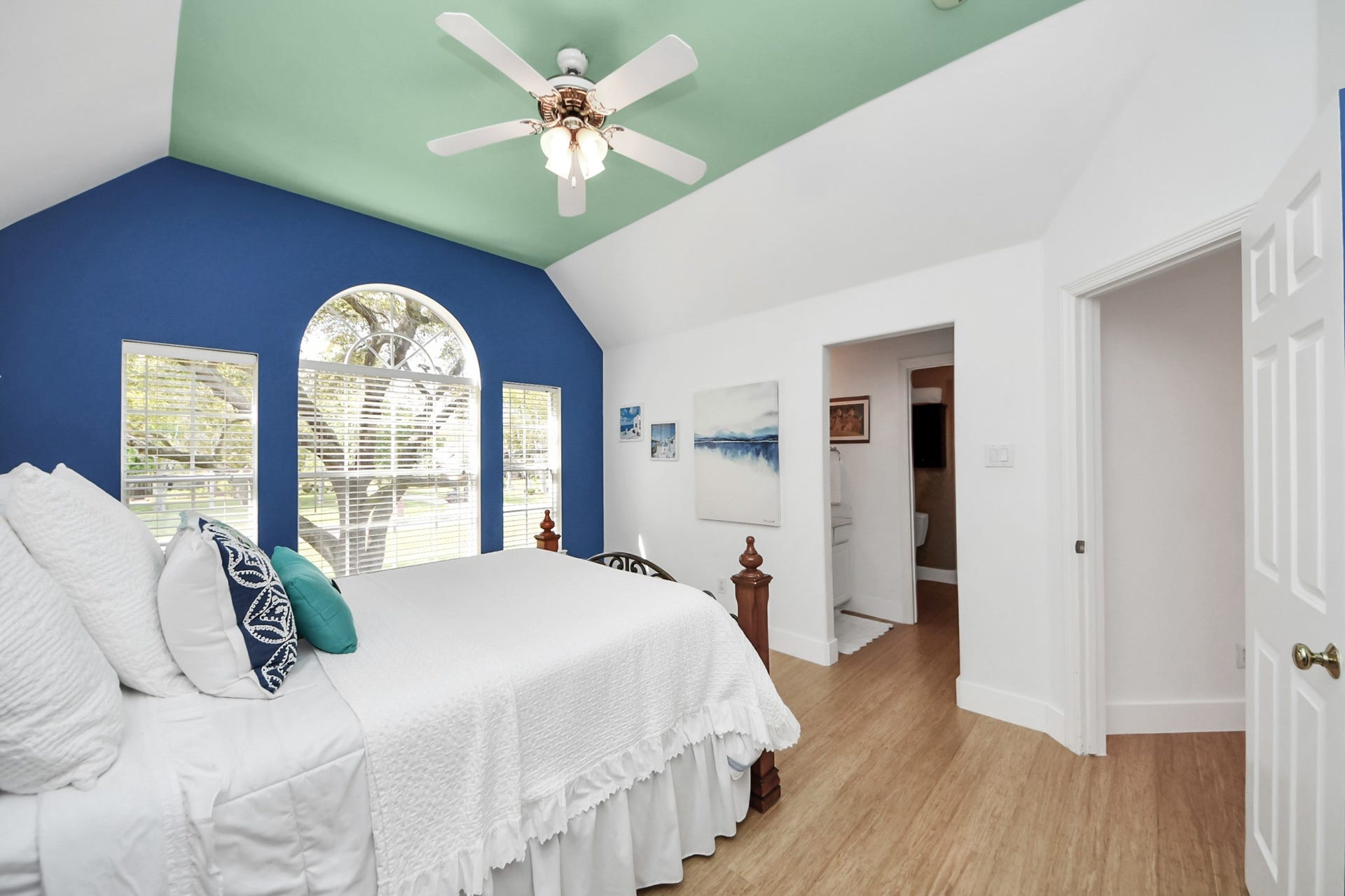 3903 Indian Point, Missouri City, TX 77459 Upstairs, bedroom 2 view to Hollywood bath shared with bedroom 3
