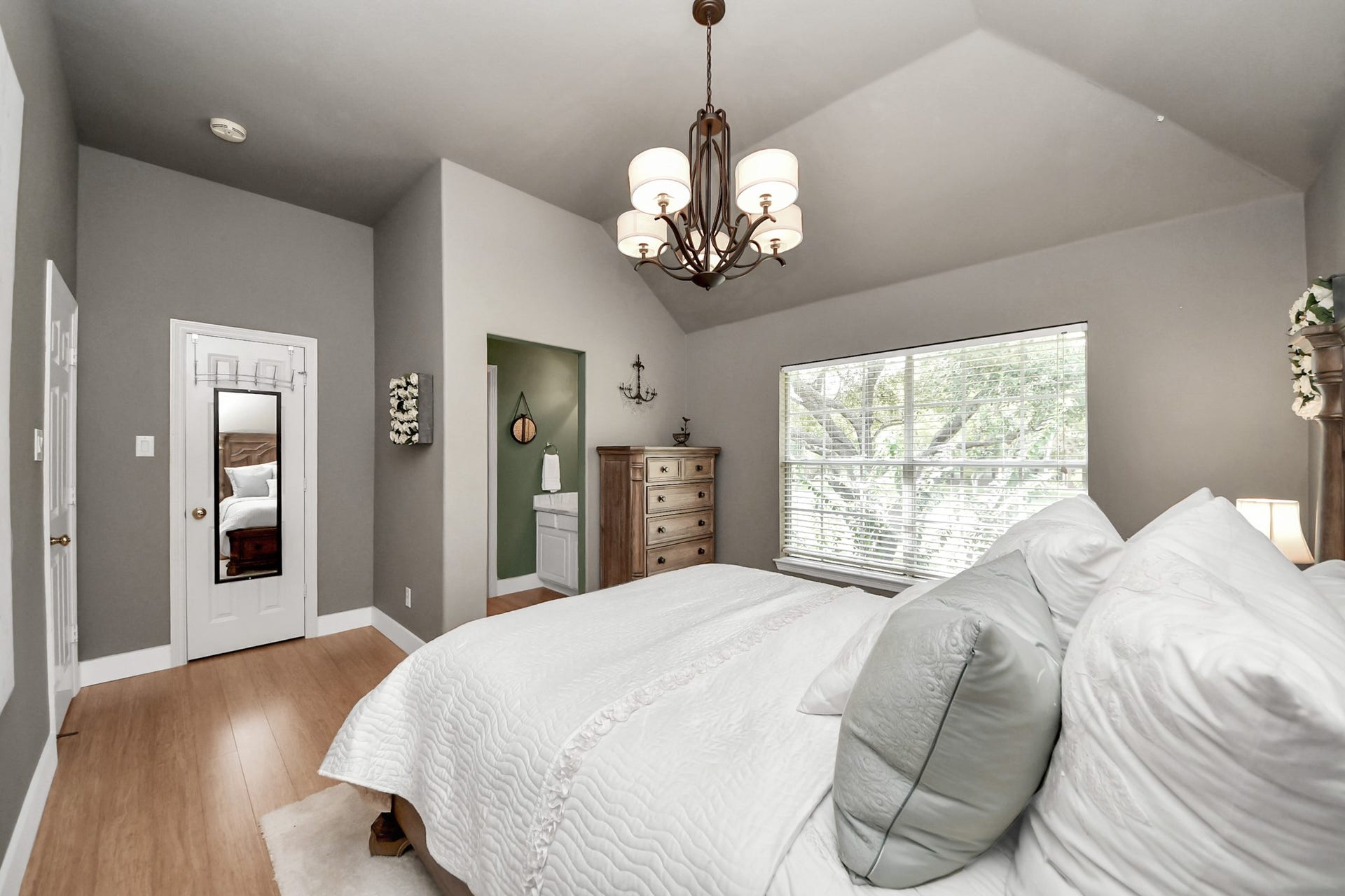 3903 Indian Point, Missouri City, TX 77459 Upstairs, bedroom 3 with view to Hollywood bath shared with bedroom 2
