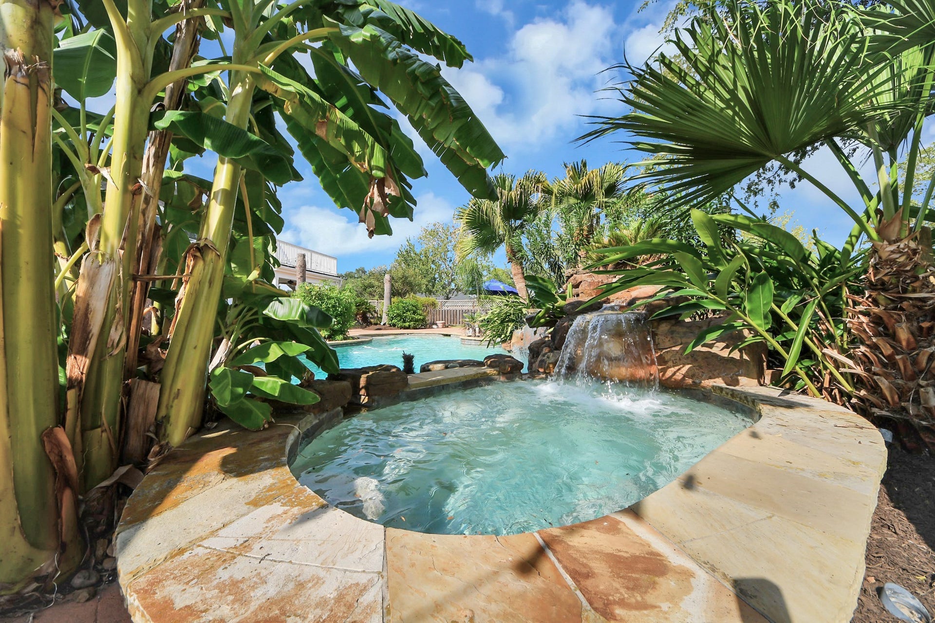 3903 Indian Point, Missouri City, TX 77459 Cove-like spa connected to the pool fits 6-8 people