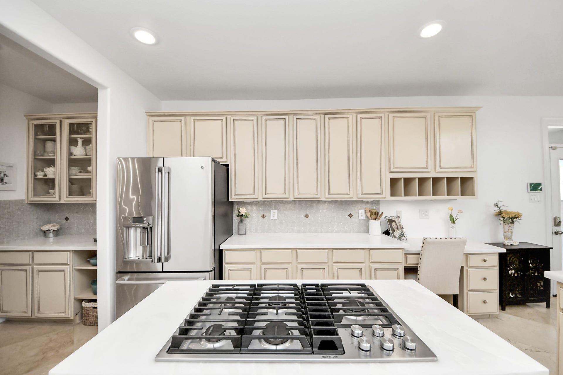 3903 Indian Point, Missouri City, TX 77459 5-burner gas cooktop with downdraft in island, butler's pantry to the left, and command center desk to the right