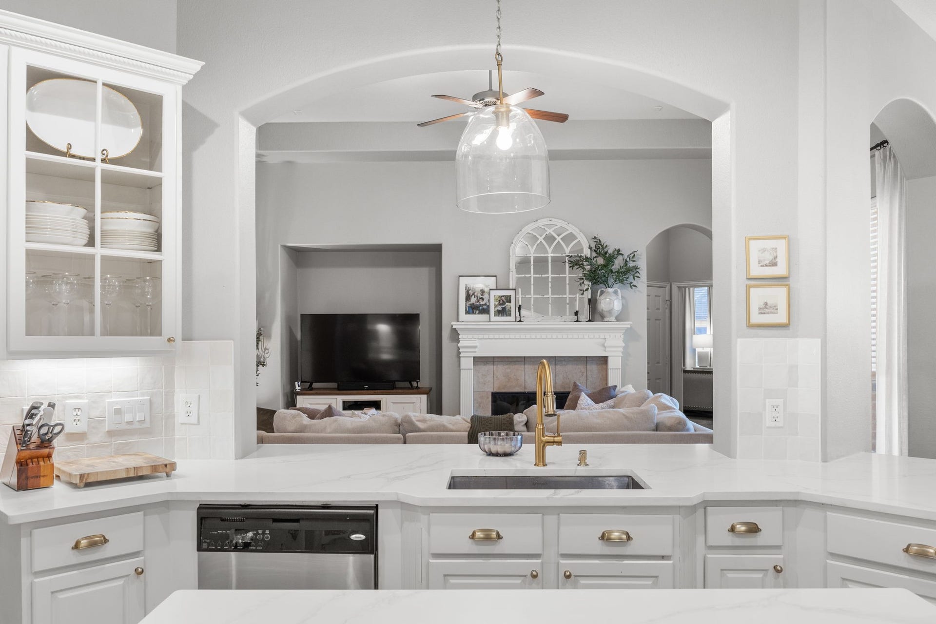 26823 Sandy Arbor Lane, Katy, TX 77494 From the kitchen, the wide arched opening maintains a connection to the family room while generous counter space provides plenty of room for serving and entertaining.