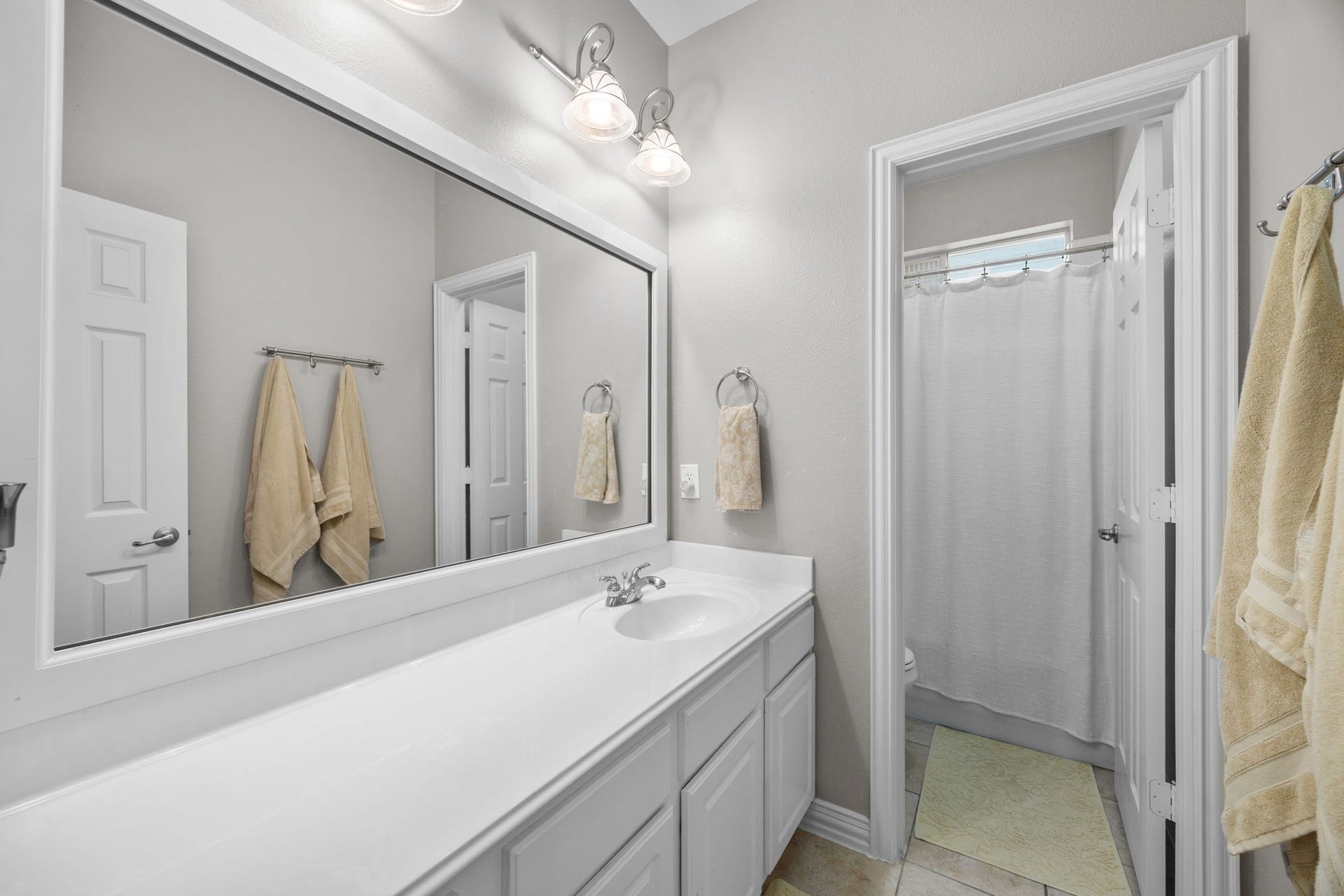 26823 Sandy Arbor Lane, Katy, TX 77494 Full bath conveniently shared by two of the secondary bedrooms.