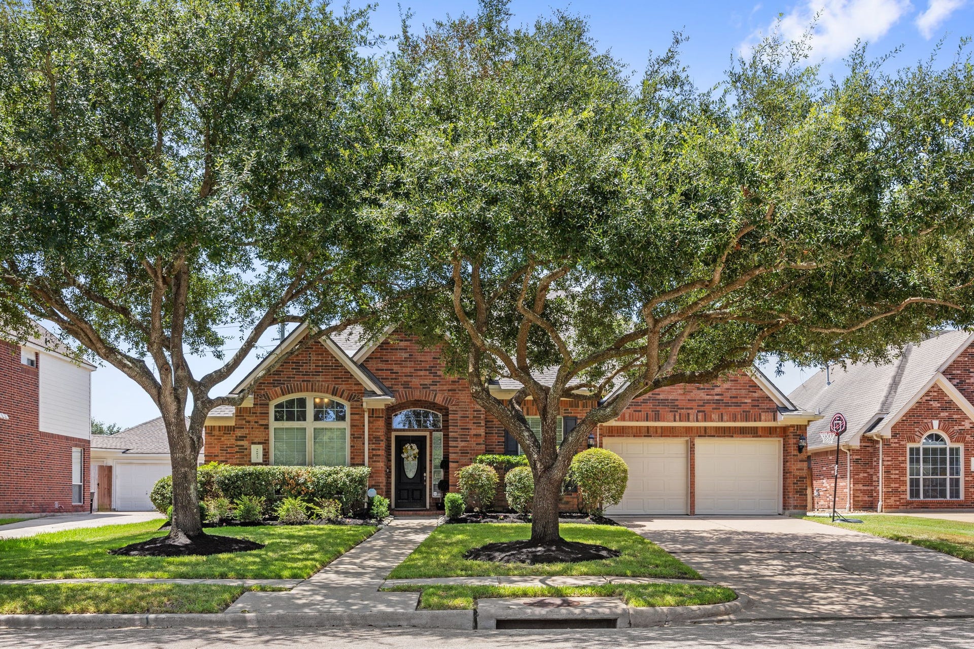 26823 Sandy Arbor Lane, Katy, TX 77494 A distinctive one-story in Cinco Ranch West combining 4 bedrooms and 3 baths with an exceptional split floor plan, extensive architectural detail and stylish updates.