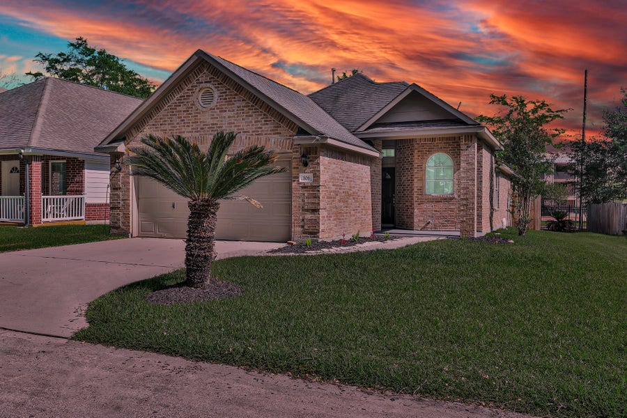 Property photo for 106 Snug Harbor Drive, Conroe, TX