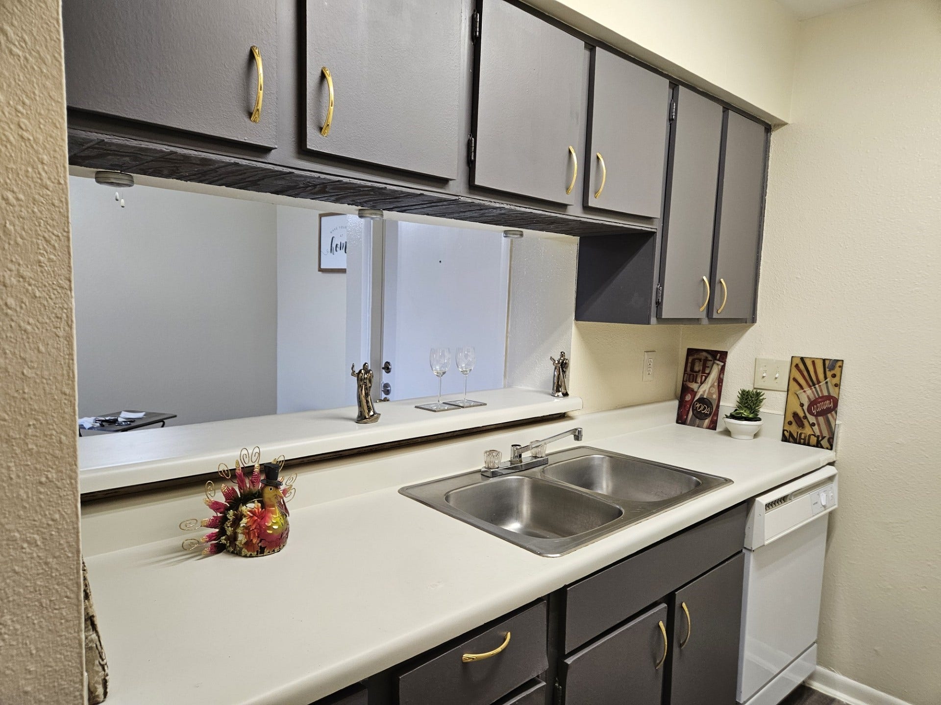 8433 Hearth Drive, #38, Houston, TX 77054 Kitchen with two sinks