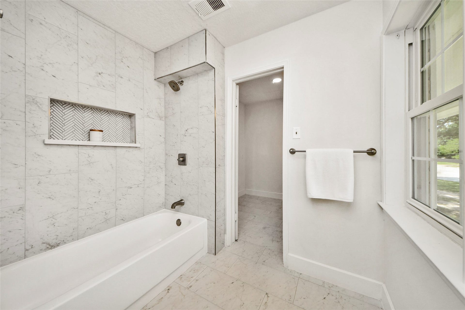 1706 Durfey Lane, Katy, TX 77449 Guest Bathroom Tub