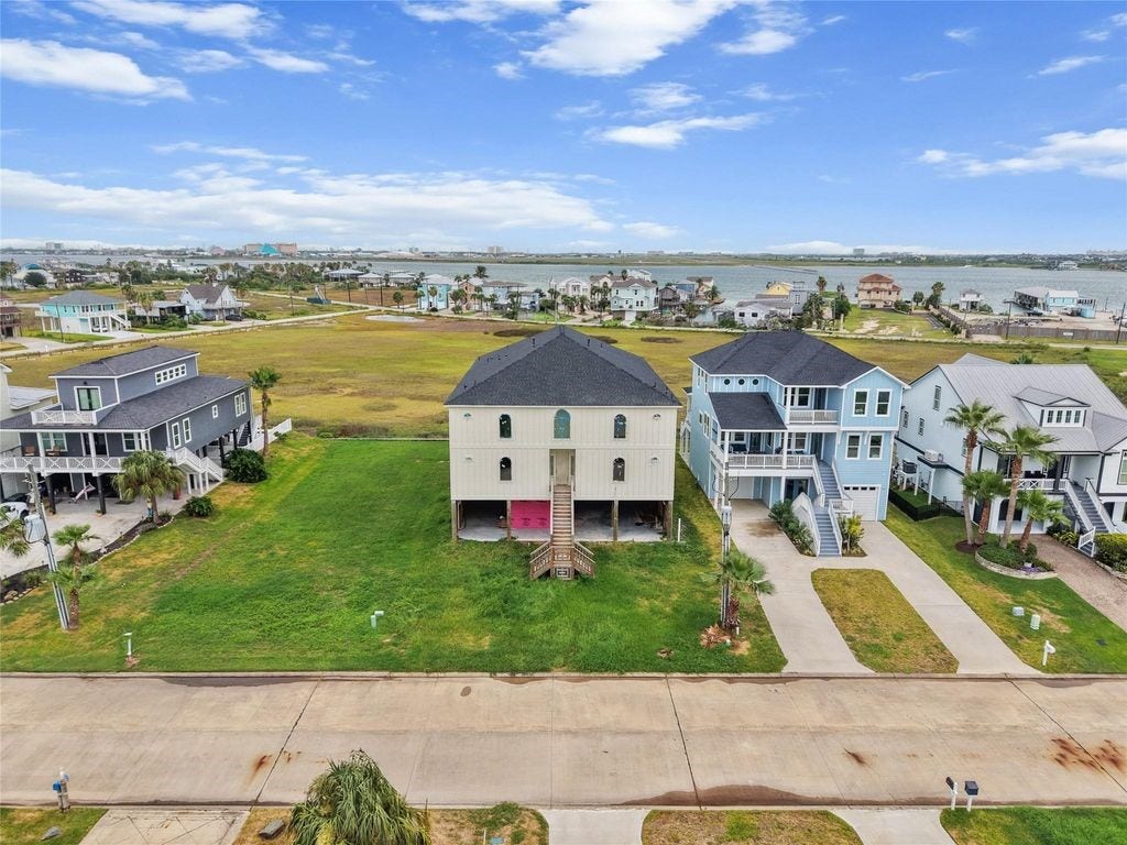 9305 Vista Bella, Galveston, TX 77554 Will never have back neighbors the views will remain amazing