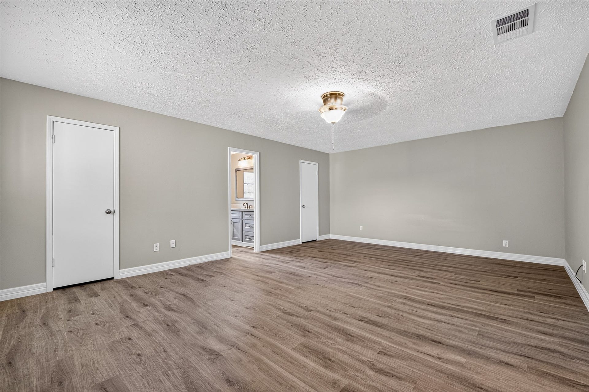 11414 Sagemeadow Lane, Houston, TX 77089 Primary bedrooms with two walk-in closets