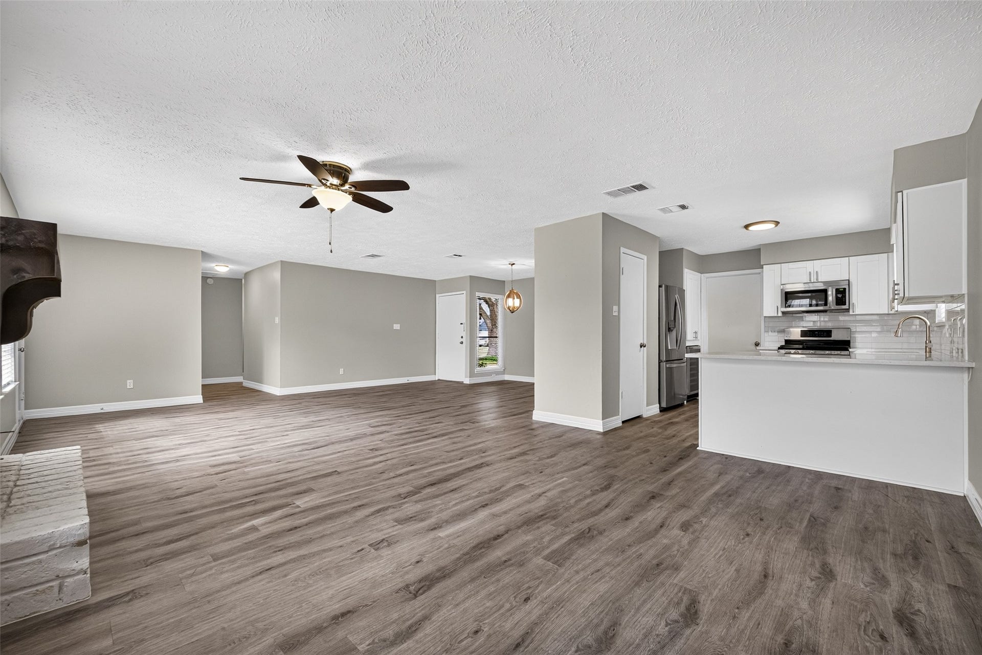 11414 Sagemeadow Lane, Houston, TX 77089 Kitchen with breakfast bar and open to family room