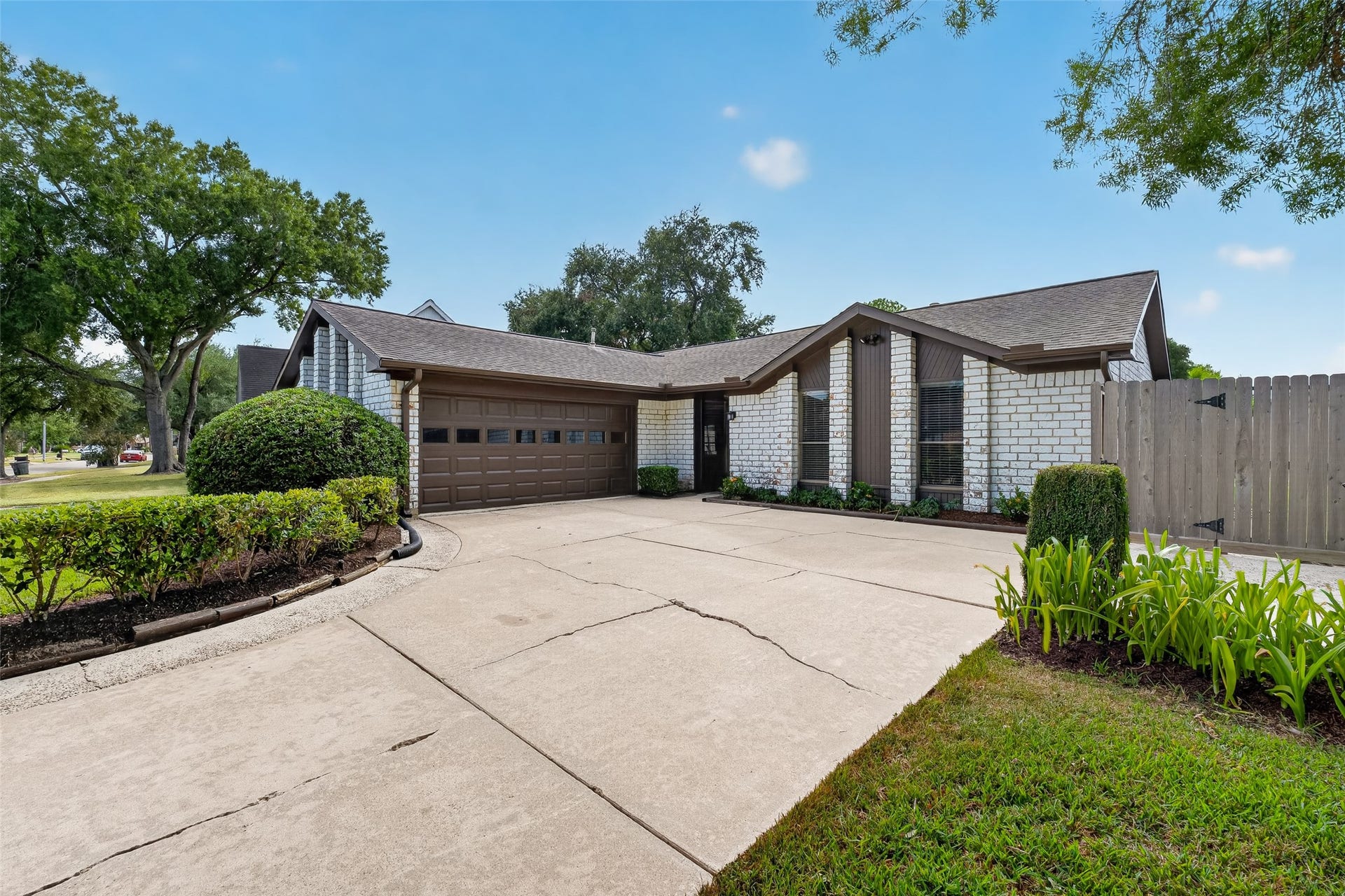 11414 Sagemeadow Lane, Houston, TX 77089 Fresh exterior paint
