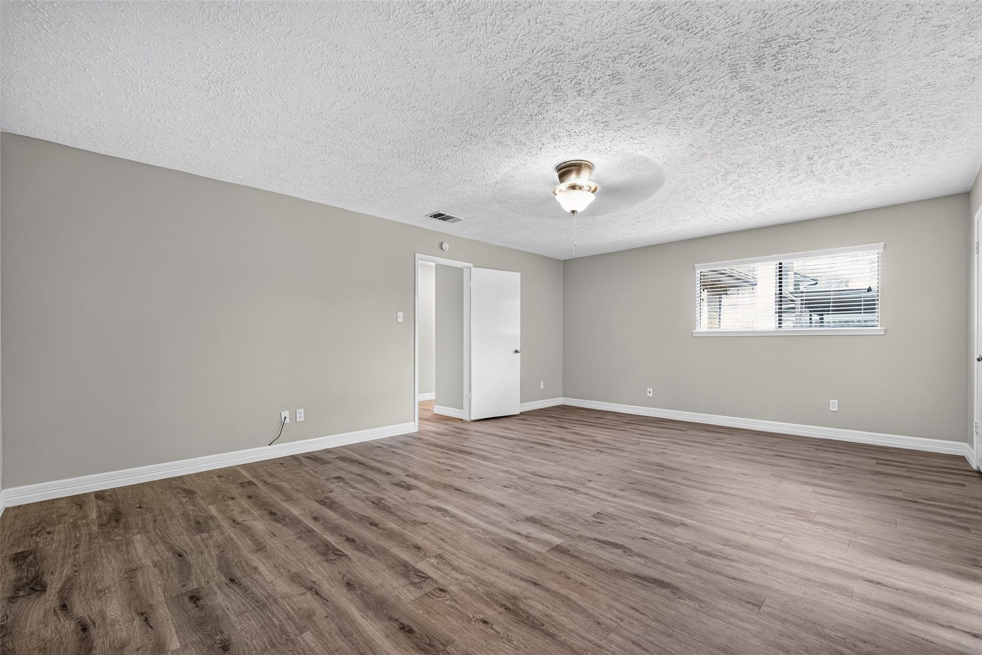 11414 Sagemeadow Lane, Houston, TX 77089 Primary bedroom is large enough for king bed and sitting area