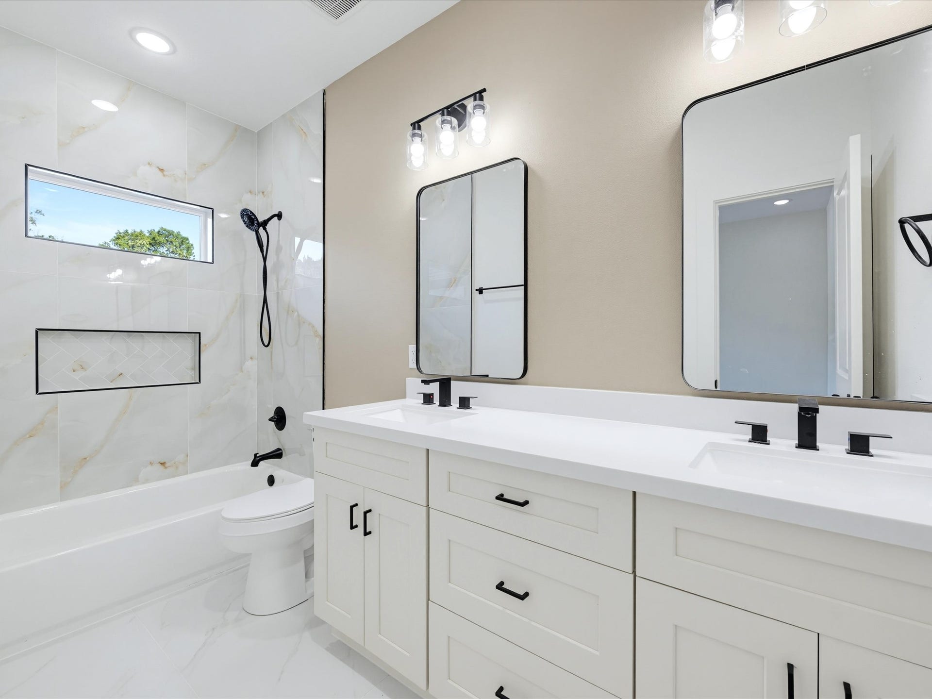 9119 Henrietta Street, #A/B, Houston, TX 77088 Plenty of cabinet storage and separate sinks provide both style and functionality for
busy mornings.