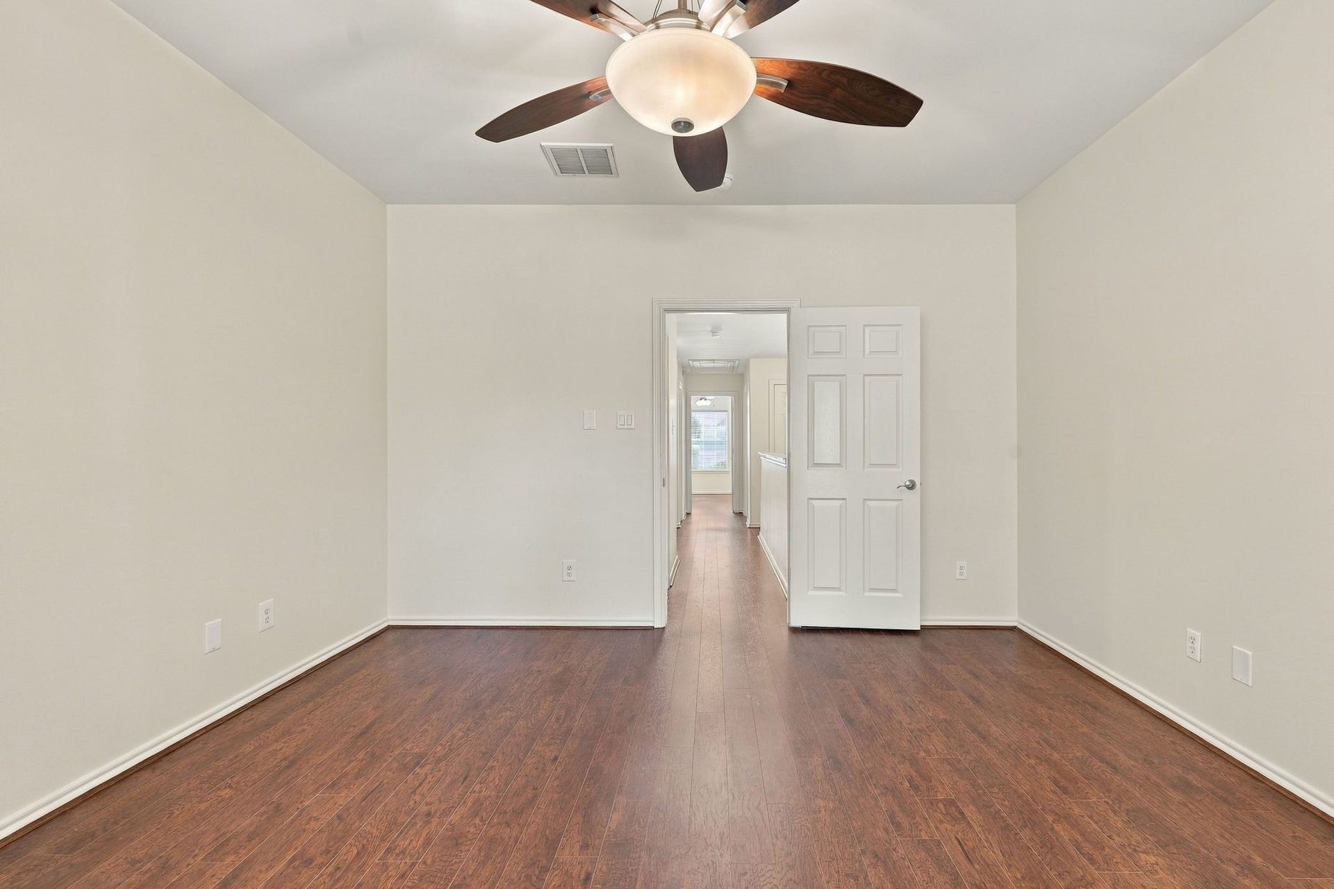 142 N Camellia Grove Circle, The Woodlands, TX 77382 The main bedroom offers wood look flooring, new ceiling fan, freshly painted ceilings, walls and trim and a nice ensuite bathroom.