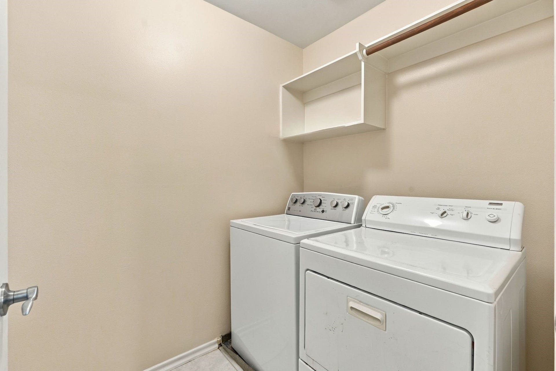 142 N Camellia Grove Circle, The Woodlands, TX 77382 Washer and dryer are included with the lease.