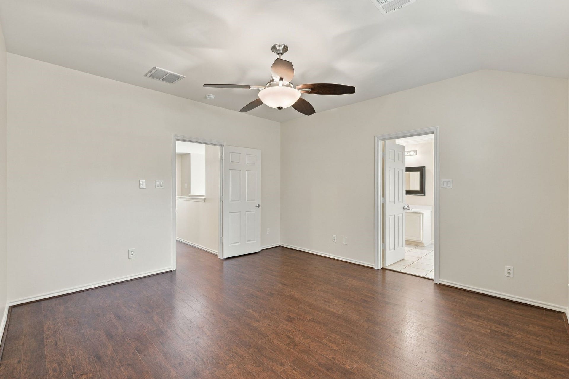 142 N Camellia Grove Circle, The Woodlands, TX 77382 The main bedroom offers wood look flooring, new ceiling fan, freshly painted ceilings, walls and trim and a nice ensuite bathroom.