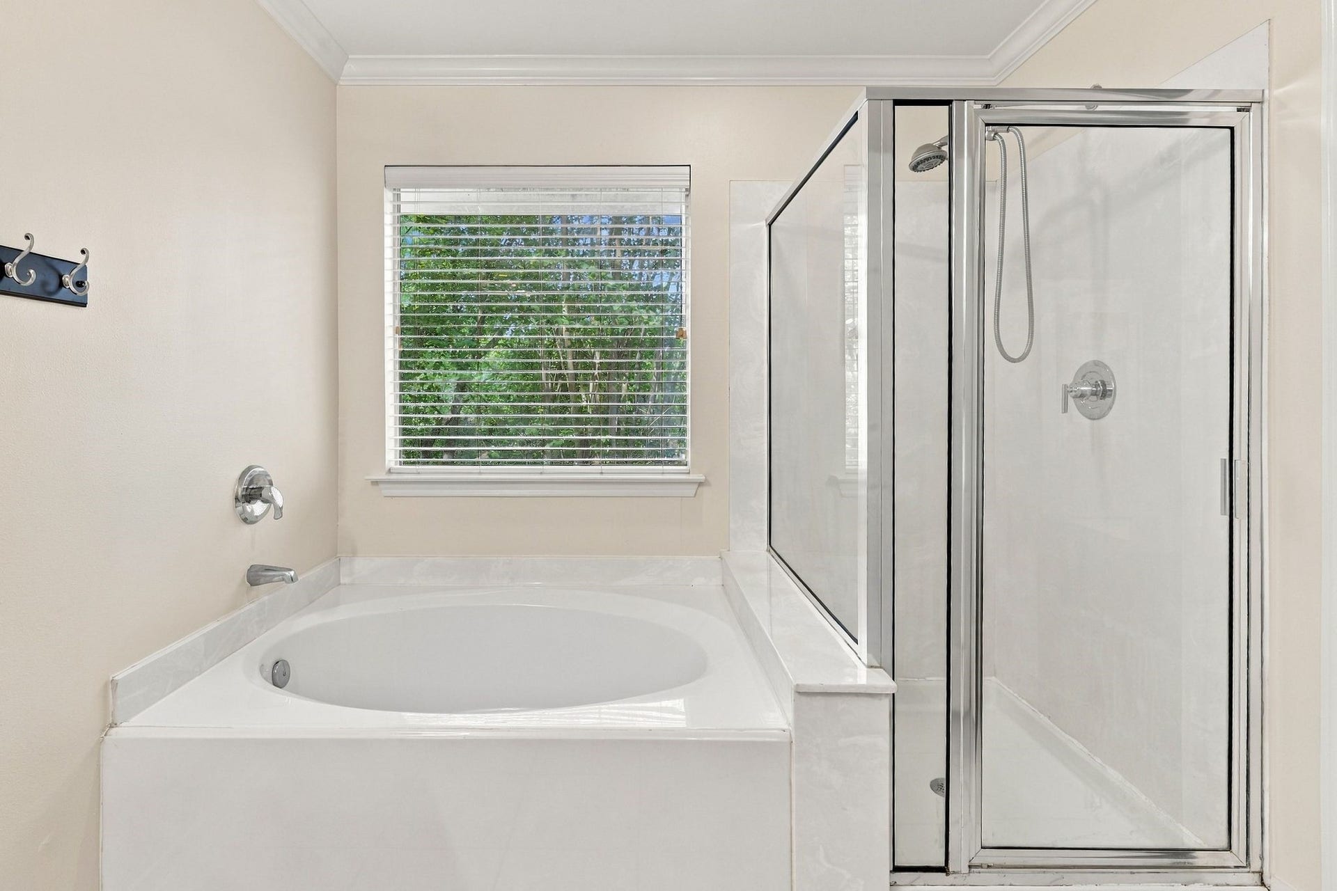 142 N Camellia Grove Circle, The Woodlands, TX 77382 Relax at the end of the day in this large soaking tub.