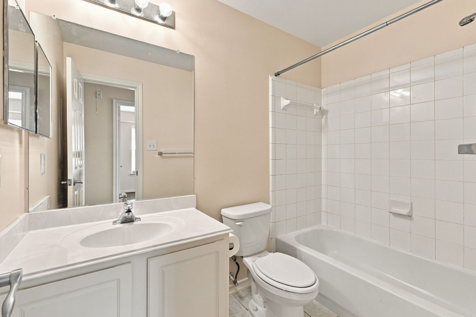 142 N Camellia Grove Circle, The Woodlands, TX 77382 The main bathroom is freshly painted for it's next occupant.